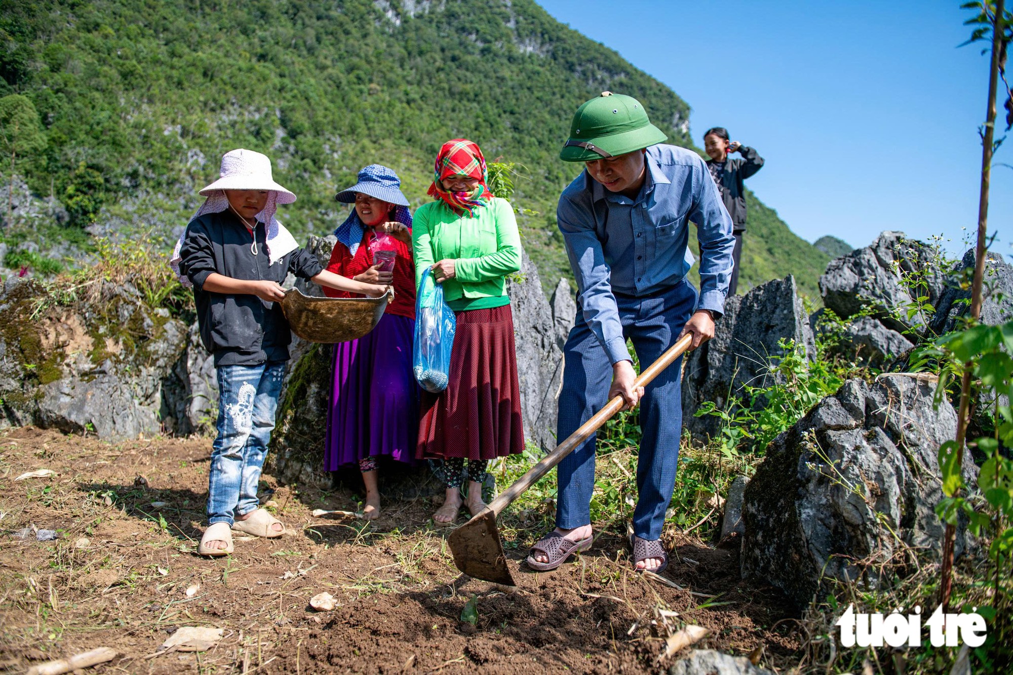 Chủ tịch xã Đồng Văn chạy ‘dream’, hỏi thăm từng người dân, kể chuyện trên cao nguyên đá - Ảnh 4.