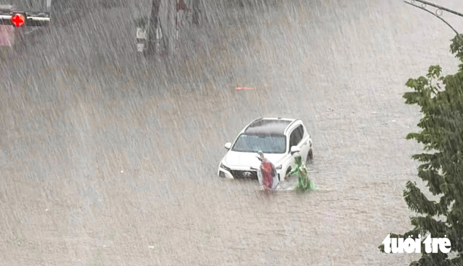 Xe sang chết máy la liệt sau mưa lớn ở Vinh chờ 'giải cứu' - Ảnh 5.