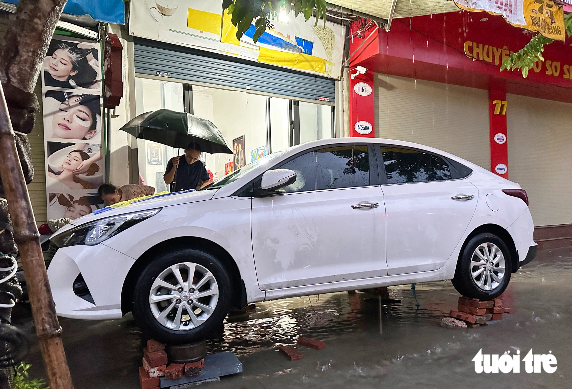 Xe sang chết máy la liệt sau mưa lớn ở Vinh chờ 'giải cứu' - Ảnh 12.