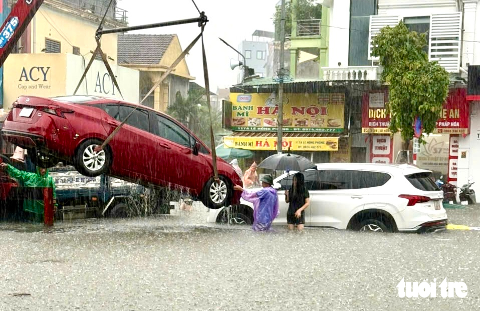 Xe sang chết máy la liệt sau mưa lớn ở Vinh chờ 'giải cứu' - Ảnh 13.