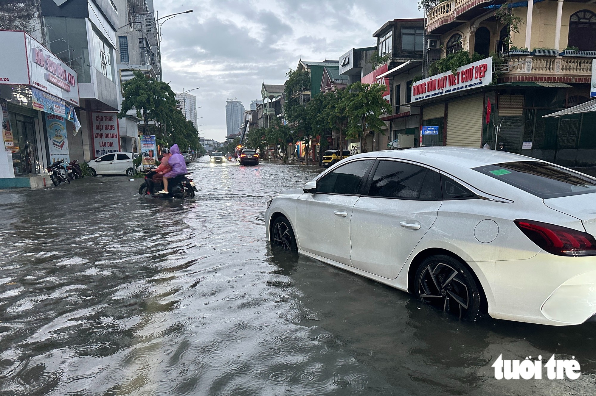 Xe sang chết máy la liệt sau mưa lớn ở Vinh chờ 'giải cứu' - Ảnh 14.