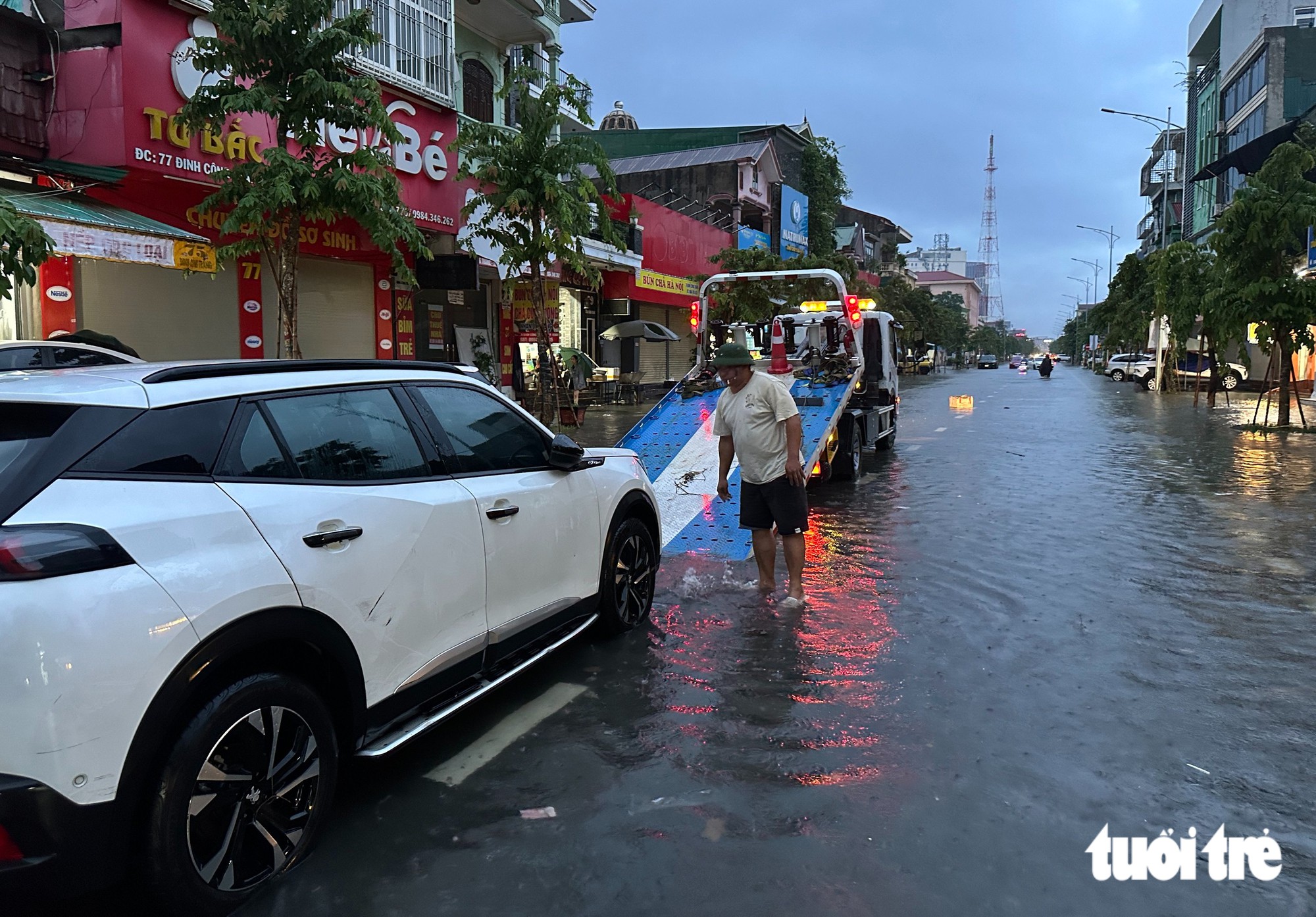Xe sang chết máy la liệt sau mưa lớn ở Vinh chờ 'giải cứu' - Ảnh 15.
