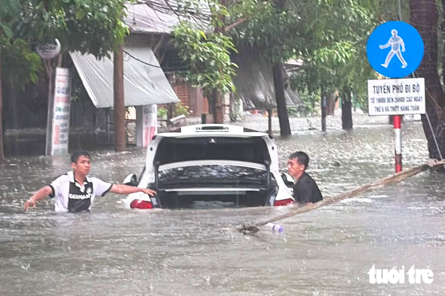 Xe sang chết máy la liệt sau mưa lớn ở Vinh chờ 'giải cứu' - Ảnh 4.