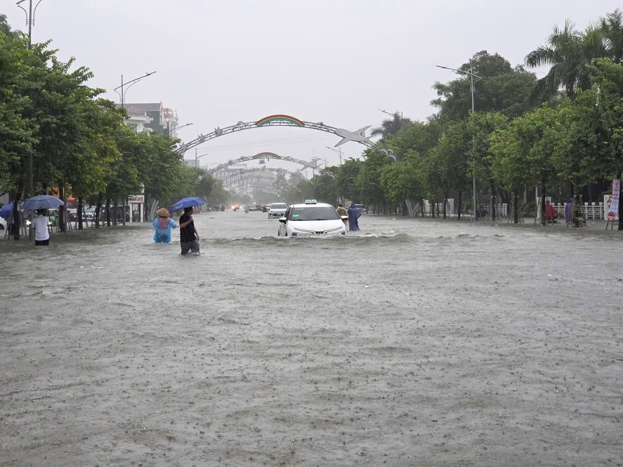 Vinh mưa tới 400mm trong 6 giờ, Nghệ An và Hà Tĩnh đêm nay có nơi mưa trên 200mm - Ảnh 1.