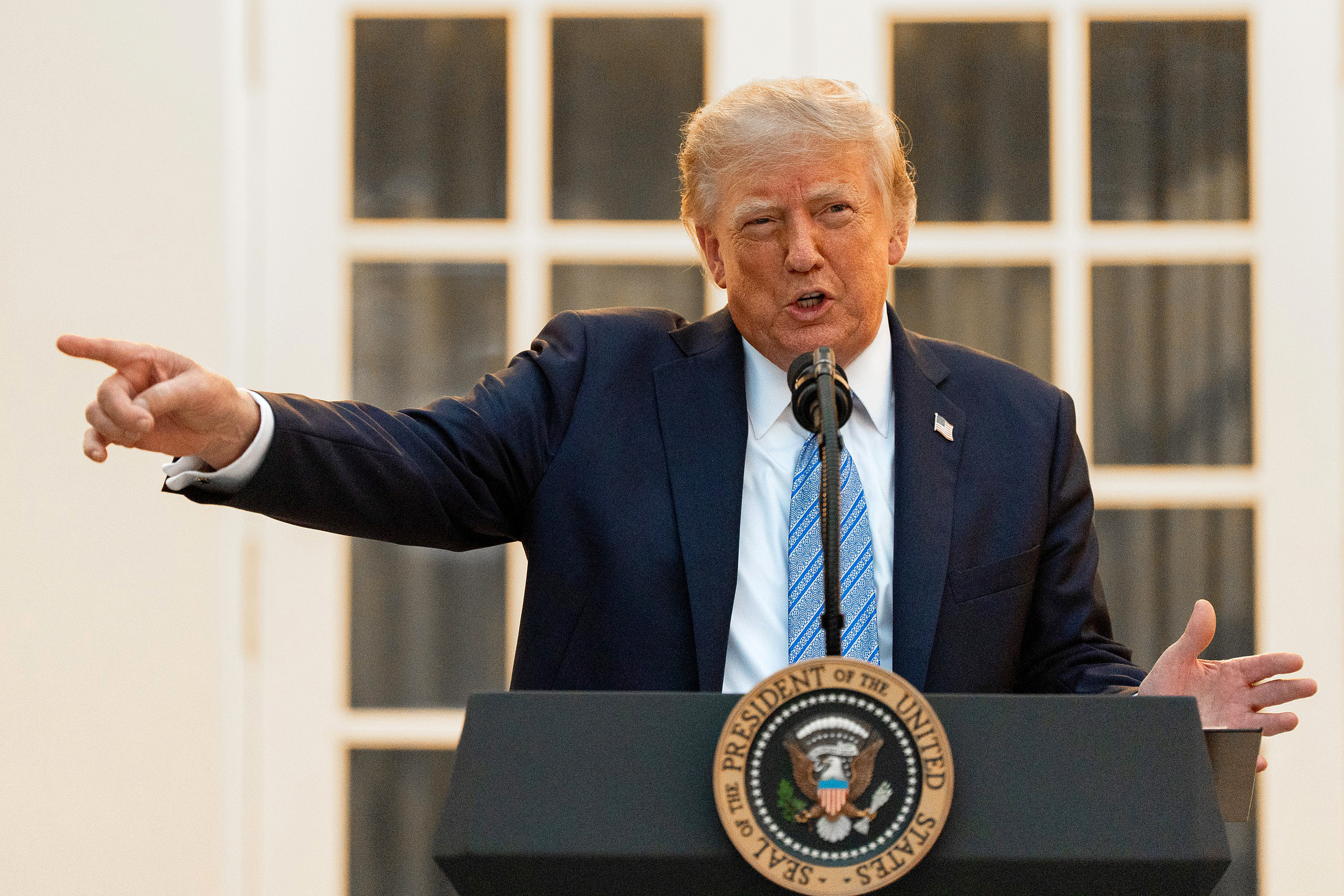 Ông Trump cấm đài CNN vào Nhà Trắng đưa tin - Ảnh 2.