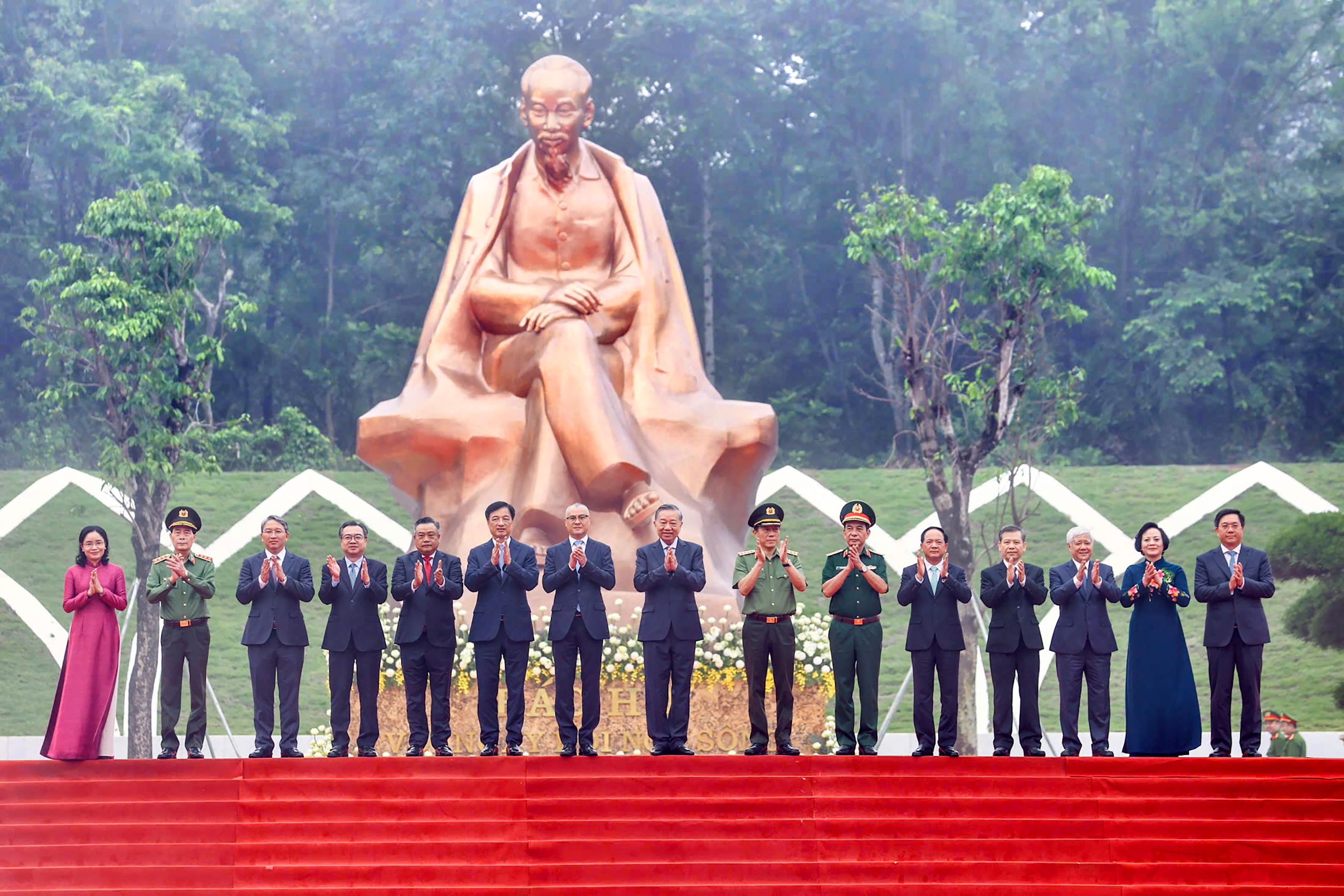 Tổng Bí thư, Chủ tịch nước Tô Lâm dự lễ khánh thành tượng đài 'Bác Hồ với Ngày hội non sông' - Ảnh 2.