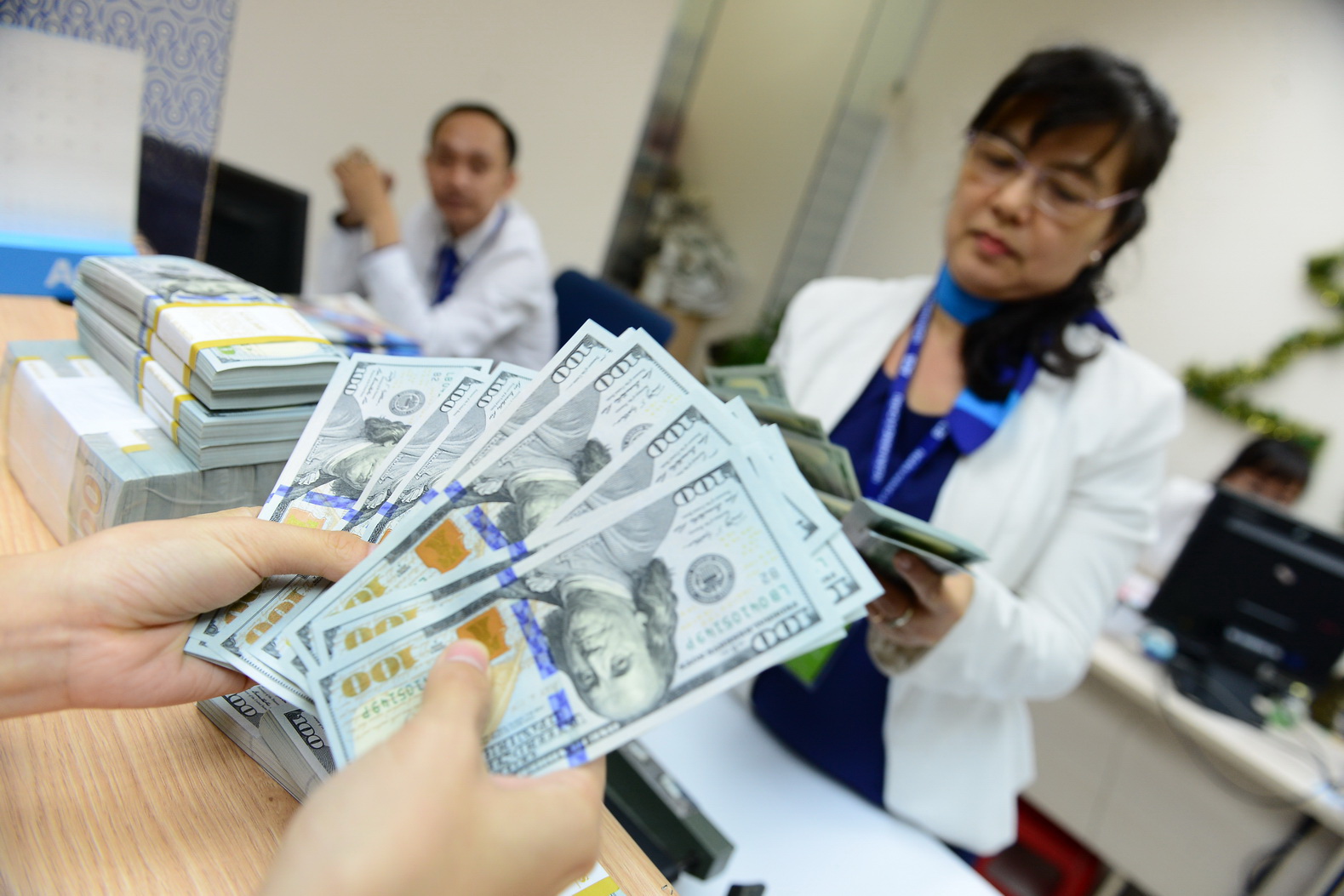 VND lội ngược dòng, tăng giá 1% so với USD - Ảnh 1.