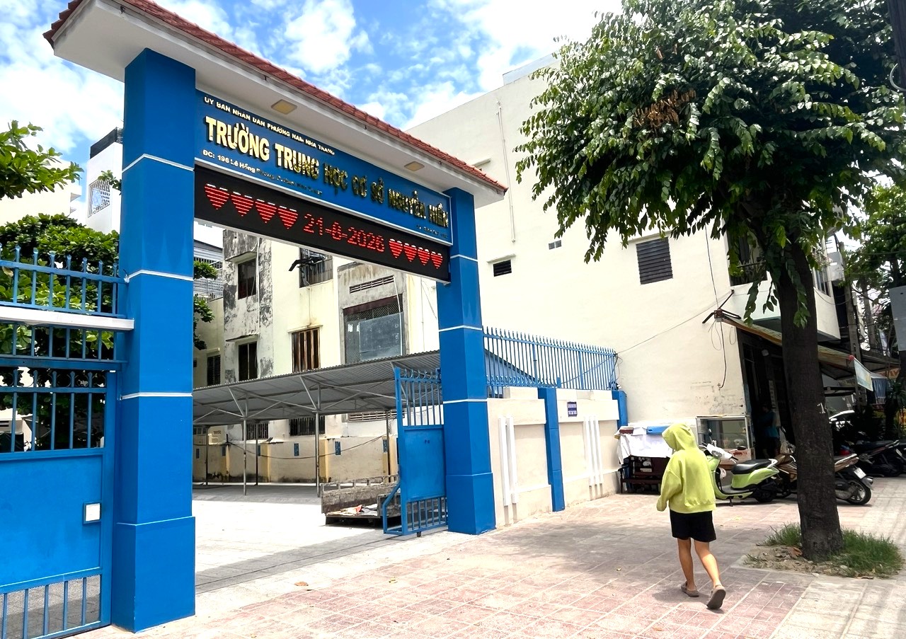 Gộp xong trường học, lớp vẫn thiếu thầy và phòng học - Ảnh 1.