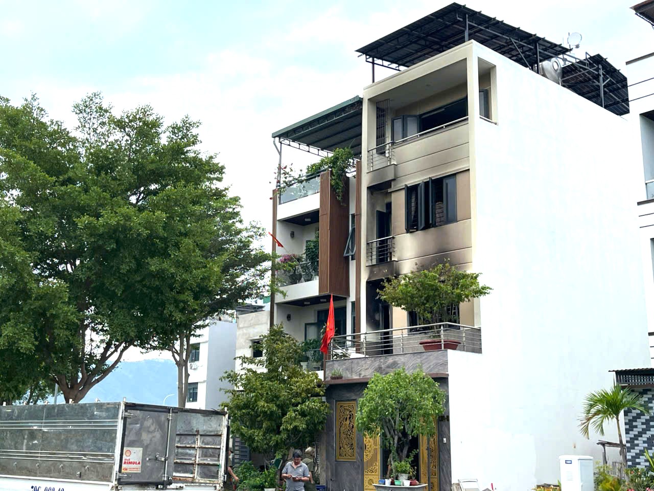 Cháy nhà trong khu đô thị ở Nha Trang, 2 người bị ngạt khí, bỏng - Ảnh 2.