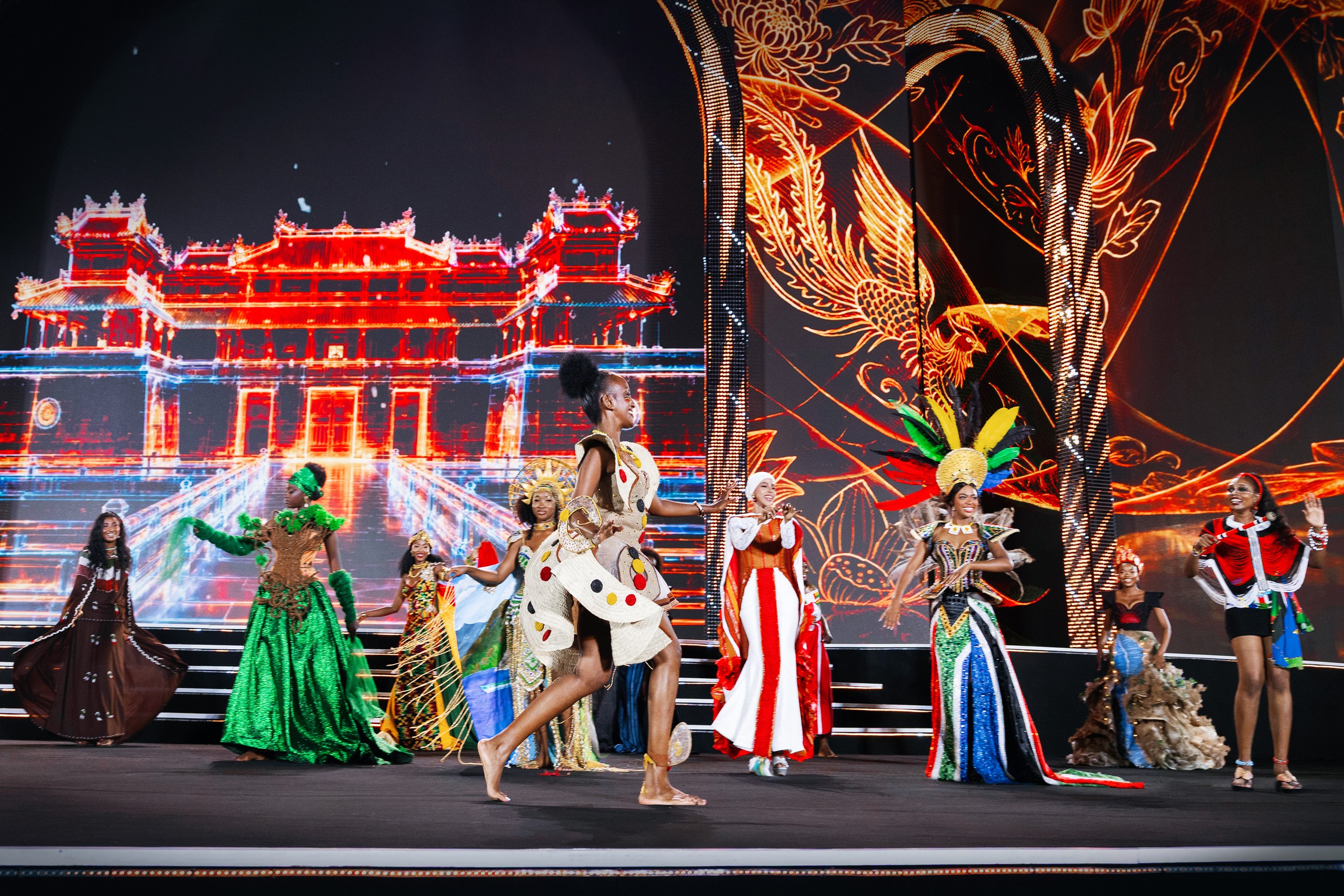 Bảo Ngọc hóa thiếu nữ Tây Bắc trên sân khấu Miss World 2026 - Ảnh 2.