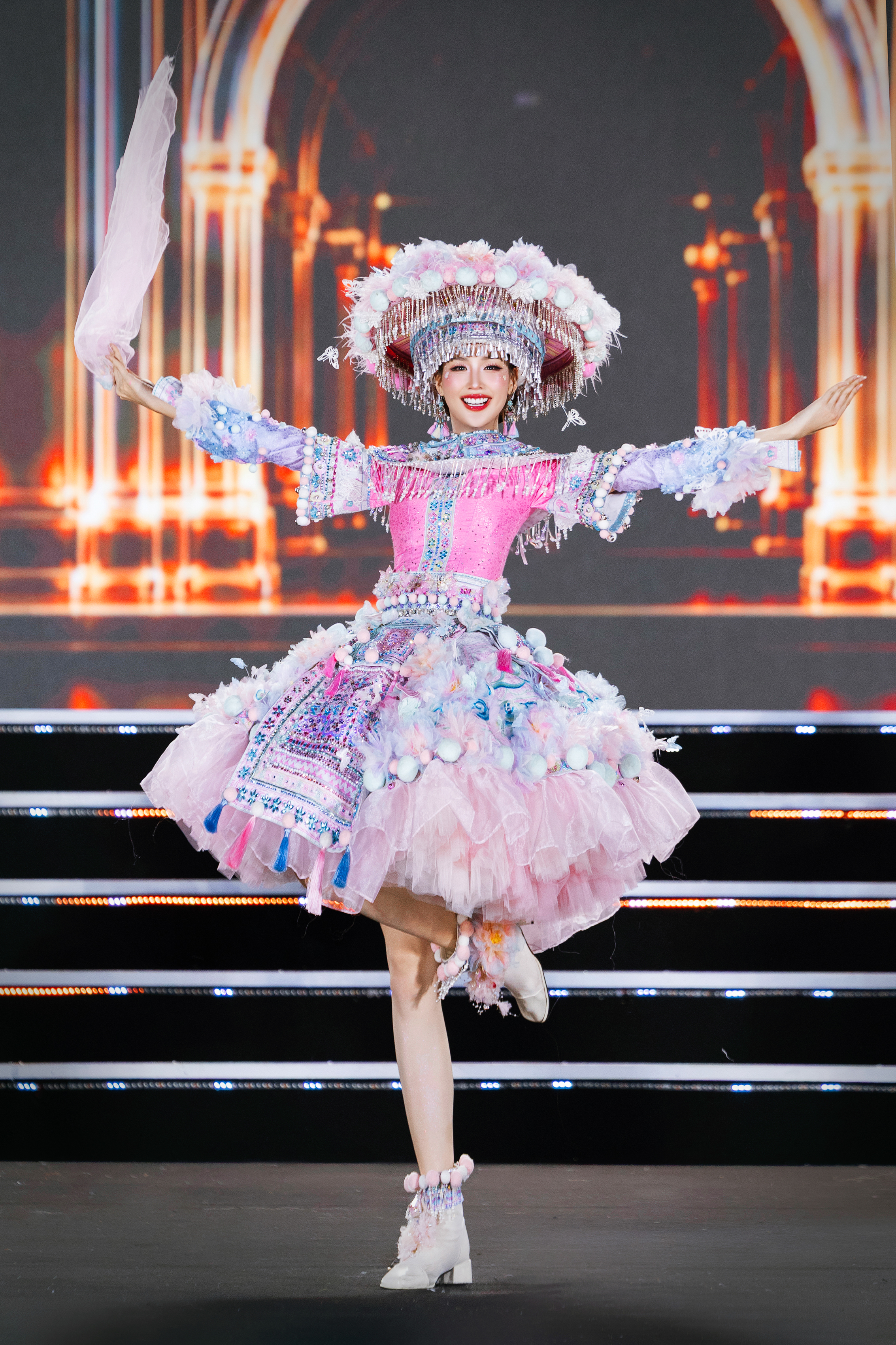 Bảo Ngọc hóa thiếu nữ Tây Bắc trên sân khấu Miss World 2026 - Ảnh 1.