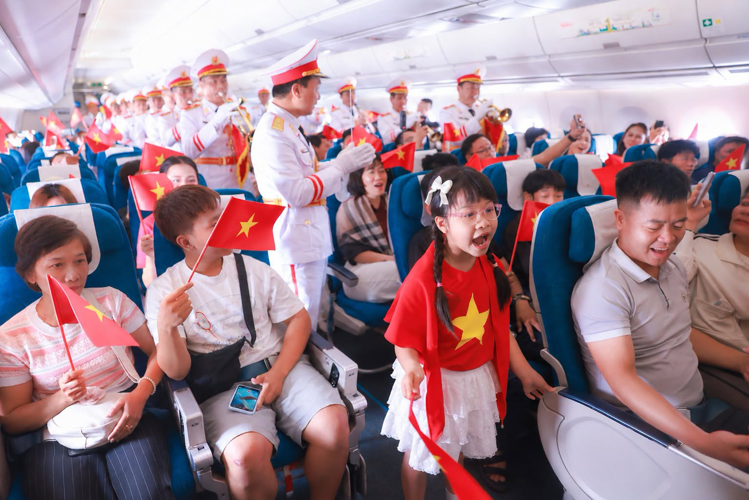 Mini concert ở độ cao 10.000m và tiết mục Quốc ca của các em câm điếc vỡ òa dịp Quốc khánh - Ảnh 5.