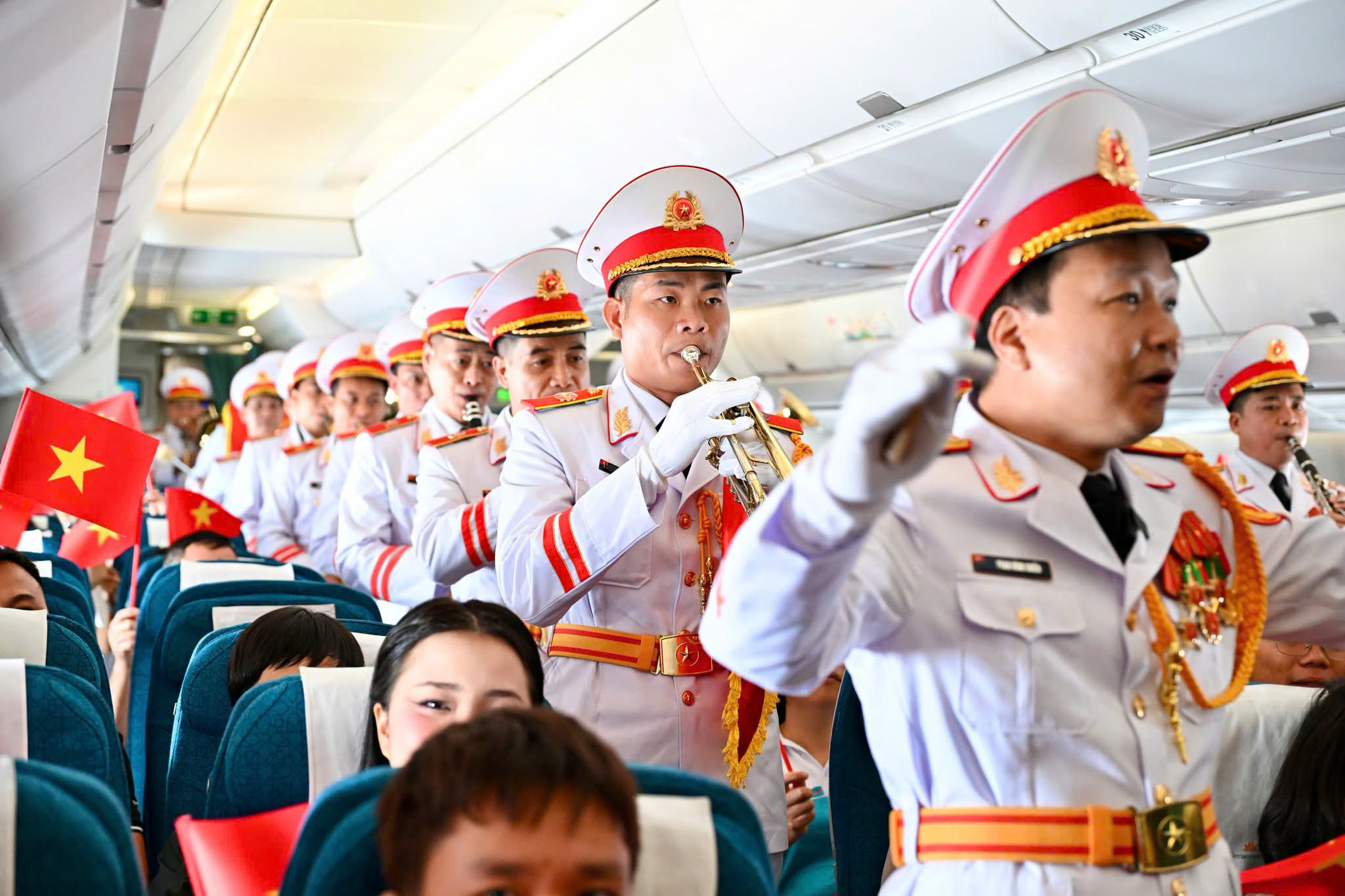 Mini concert ở độ cao 10.000m và tiết mục Quốc ca của các em câm điếc vỡ òa dịp Quốc khánh - Ảnh 2.