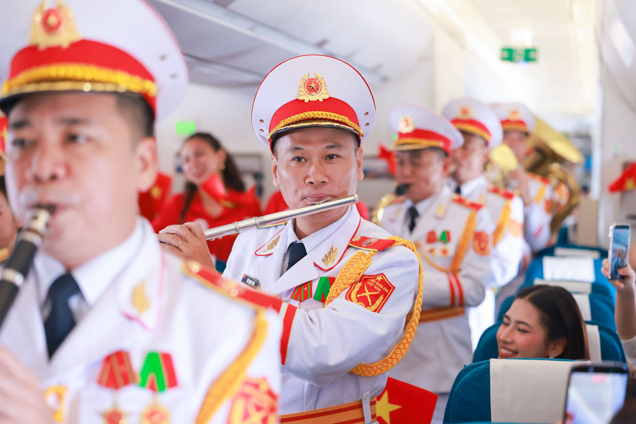 Mini concert ở độ cao 10.000m và tiết mục Quốc ca của các em câm điếc vỡ òa dịp Quốc khánh - Ảnh 3.