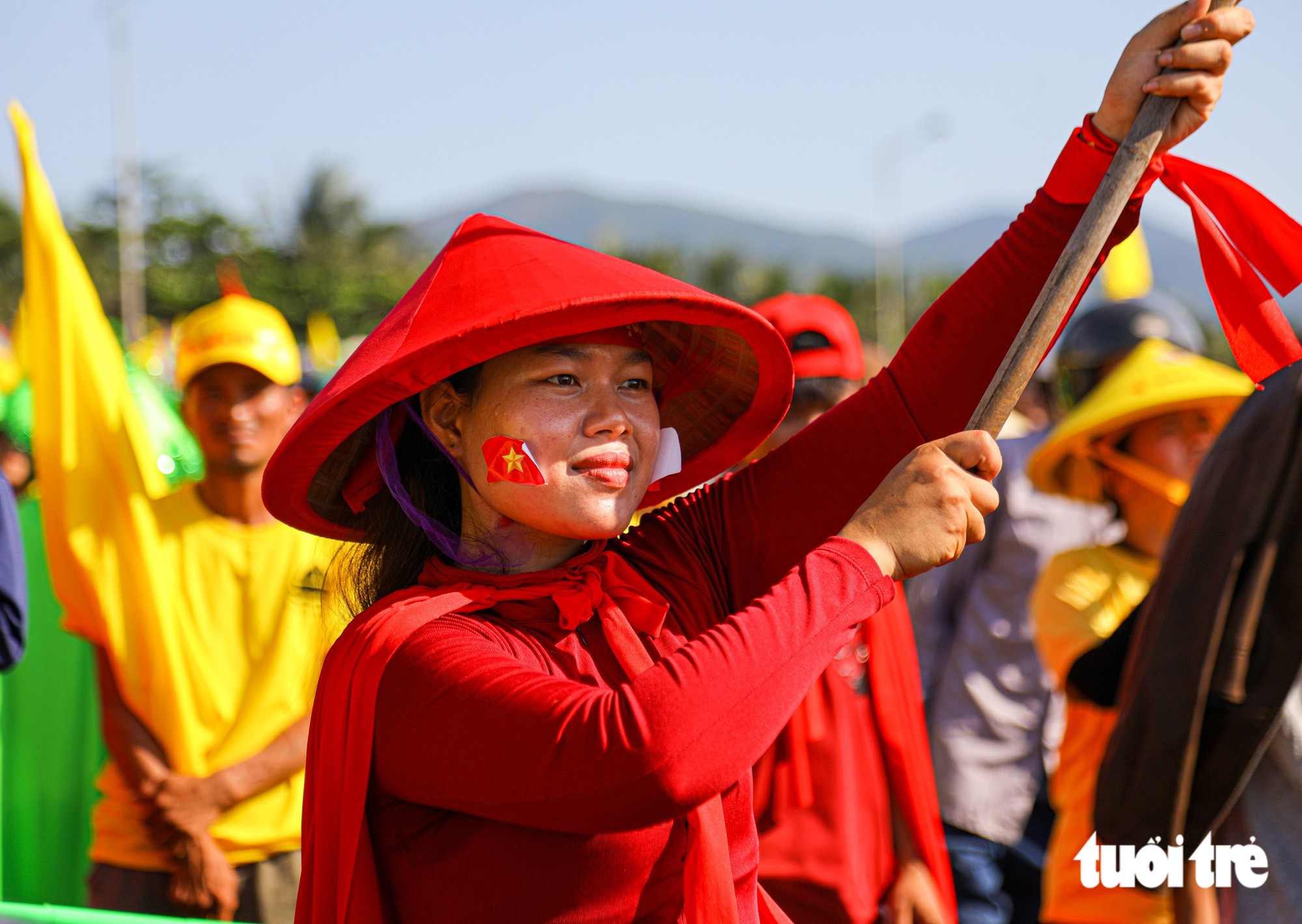 Hàng ngàn người lội xuống biển cổ vũ hội bơi chải truyền thống làng chài Quảng Trị - Ảnh 3.