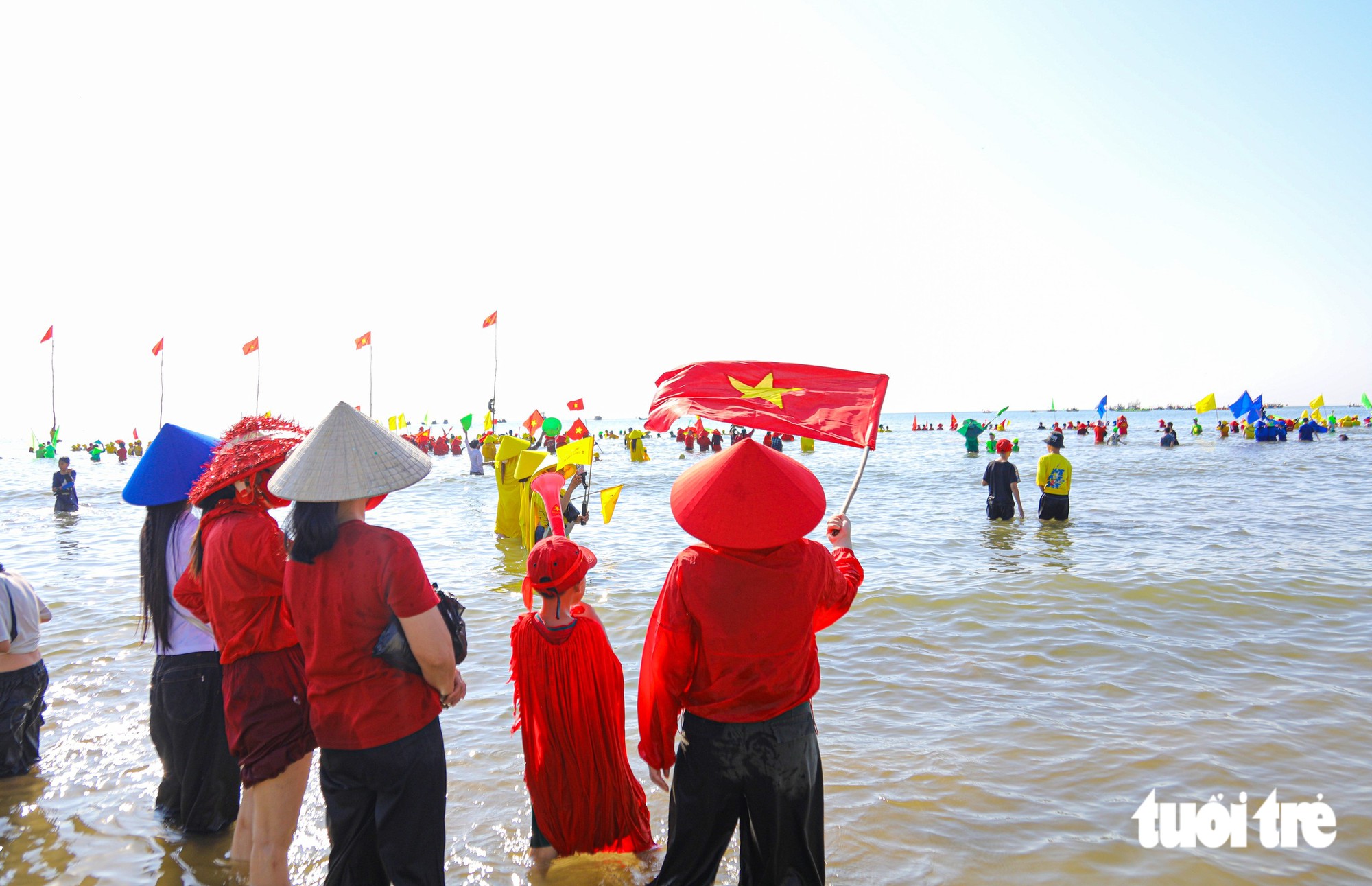 Hàng ngàn người lội xuống biển cổ vũ hội bơi chải truyền thống làng chài Quảng Trị - Ảnh 7.