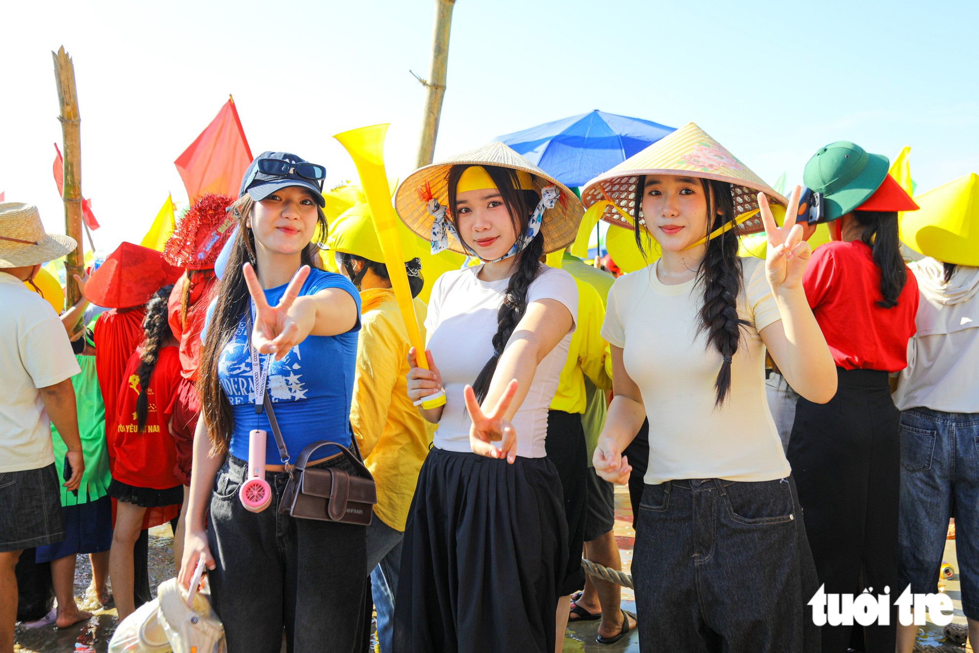 Hàng ngàn người lội xuống biển cổ vũ hội bơi chải truyền thống làng chài Quảng Trị - Ảnh 11.