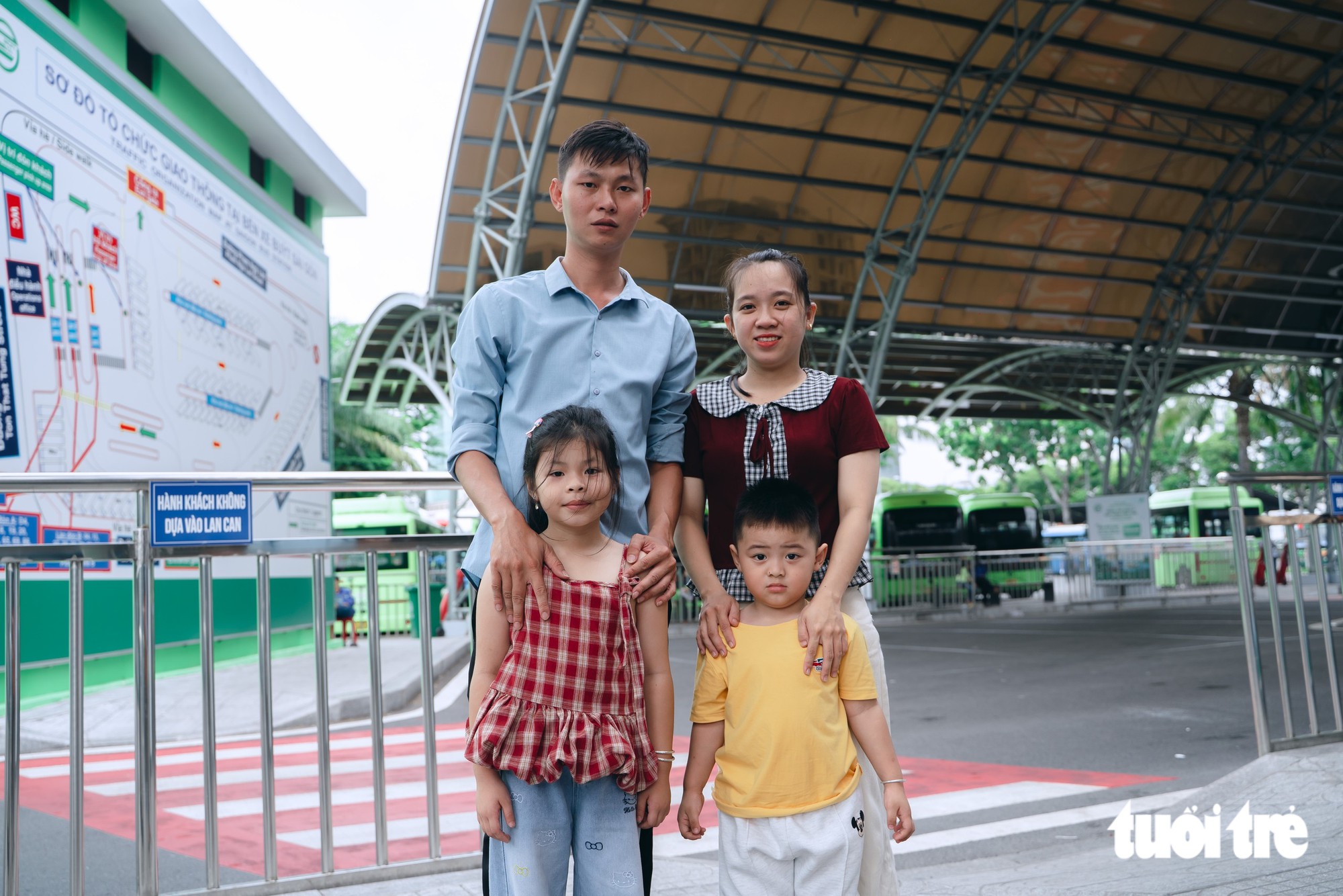 Miễn phí xe buýt và metro 2-9, người dân xếp hàng dài chờ trải nghiệm  - Ảnh 2.