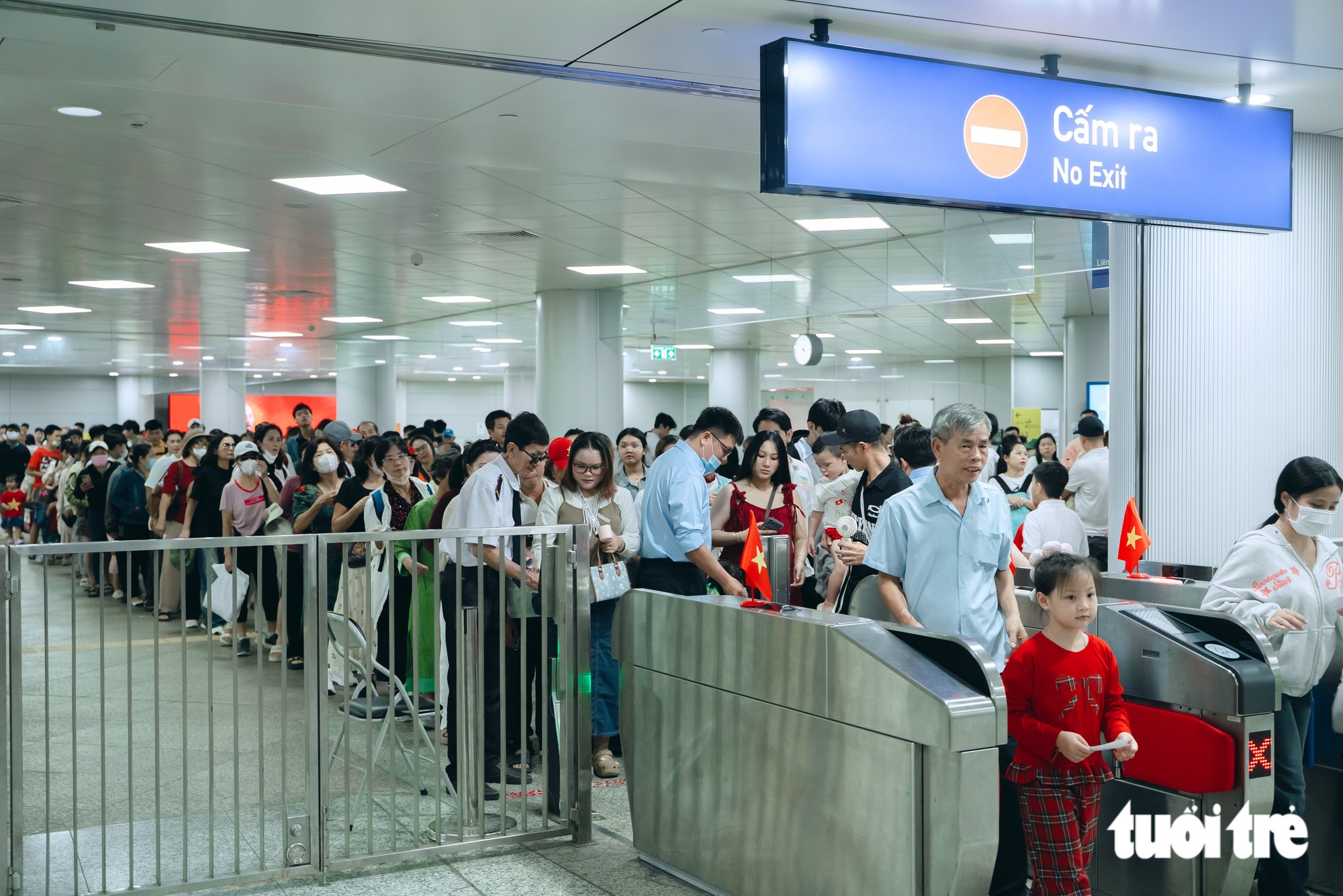 Miễn phí xe buýt và metro 2-9, người dân xếp hàng dài chờ trải nghiệm  - Ảnh 6.