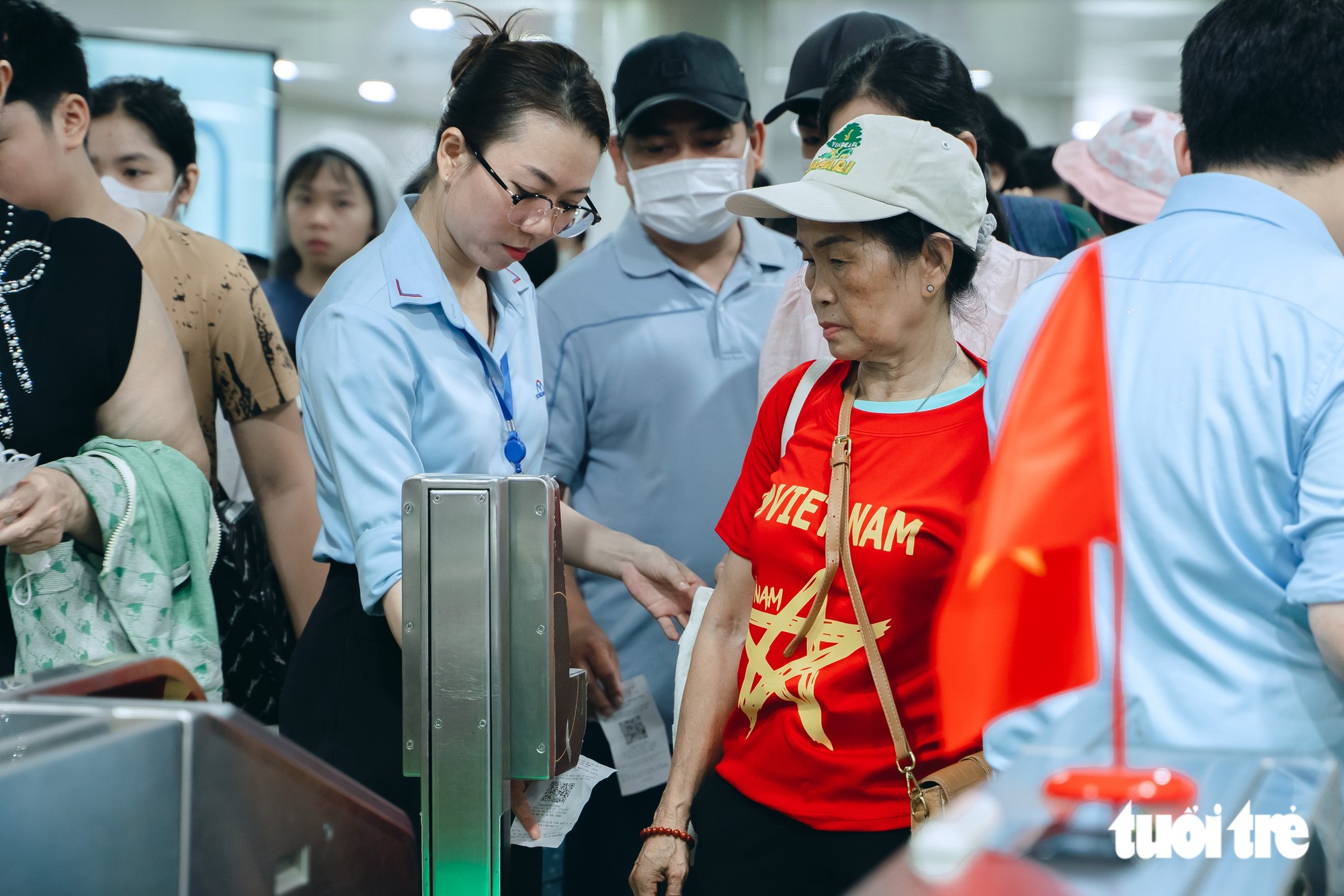 Miễn phí xe buýt và metro 2-9, người dân xếp hàng dài chờ trải nghiệm  - Ảnh 7.