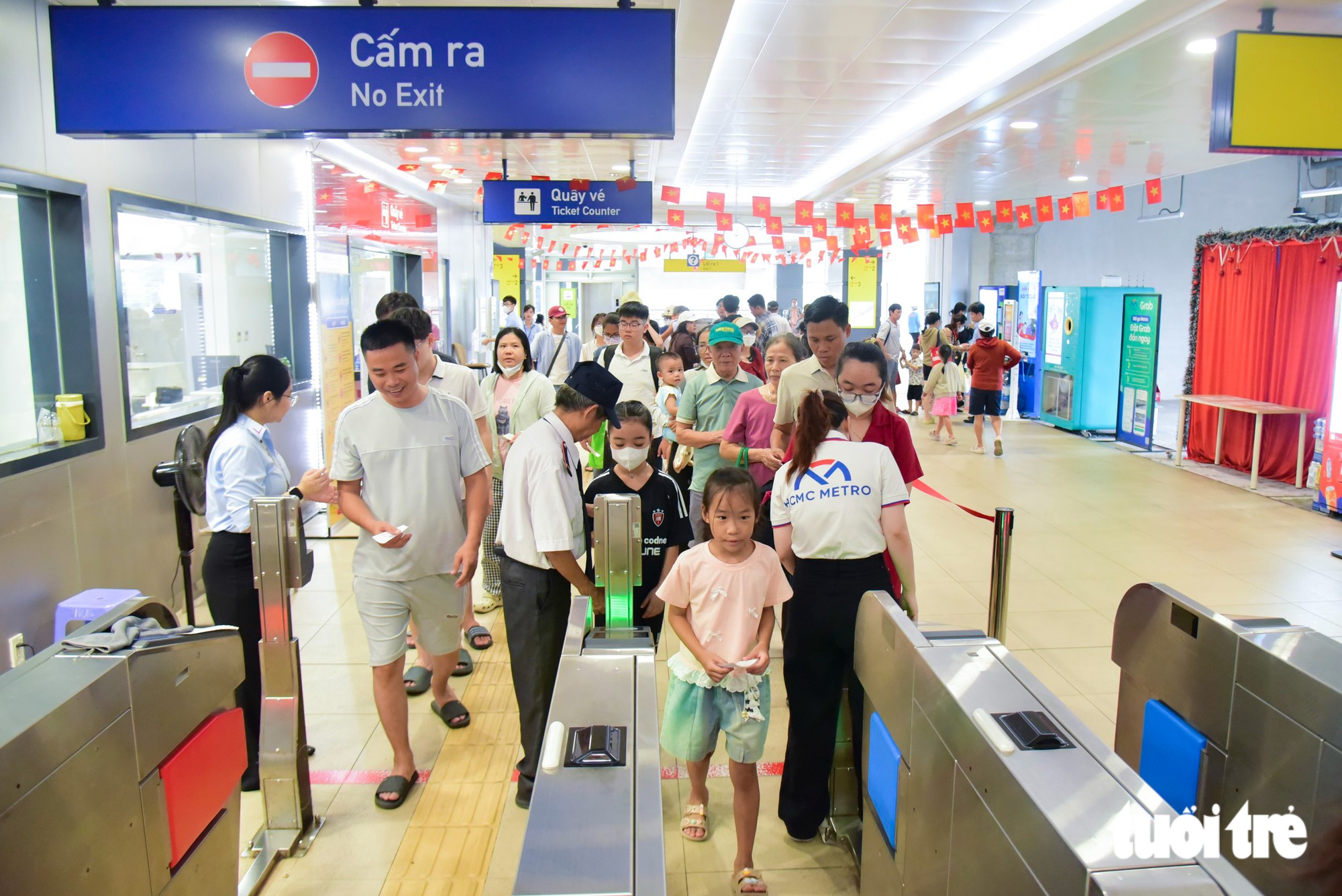 Miễn phí xe buýt và metro 2-9, người dân xếp hàng dài chờ trải nghiệm  - Ảnh 9.