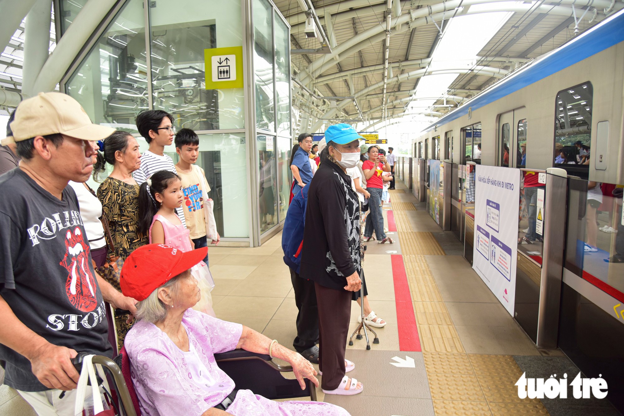 Miễn phí xe buýt và metro 2-9, người dân xếp hàng dài chờ trải nghiệm  - Ảnh 10.