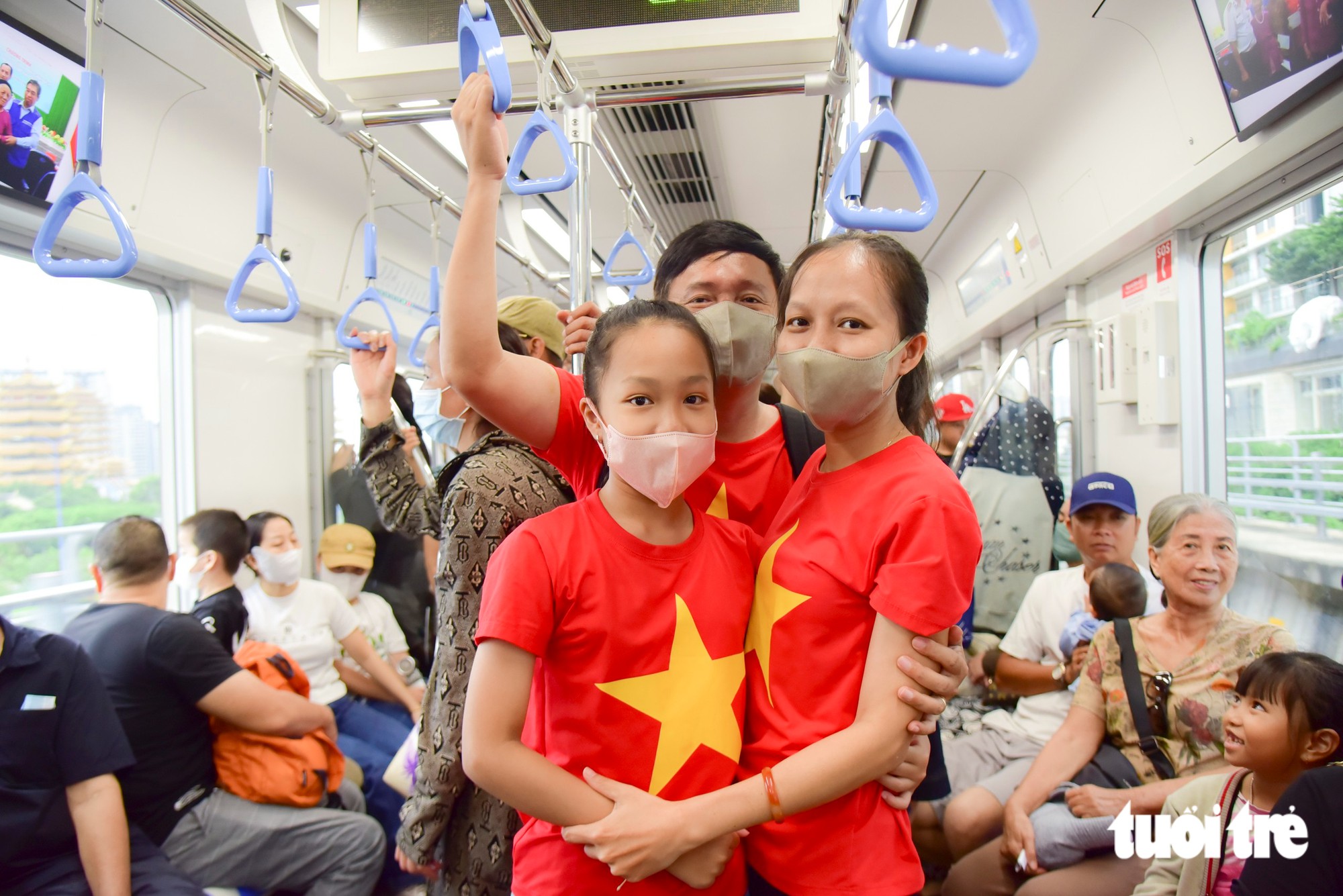 Miễn phí xe buýt và metro 2-9, người dân xếp hàng dài chờ trải nghiệm  - Ảnh 12.