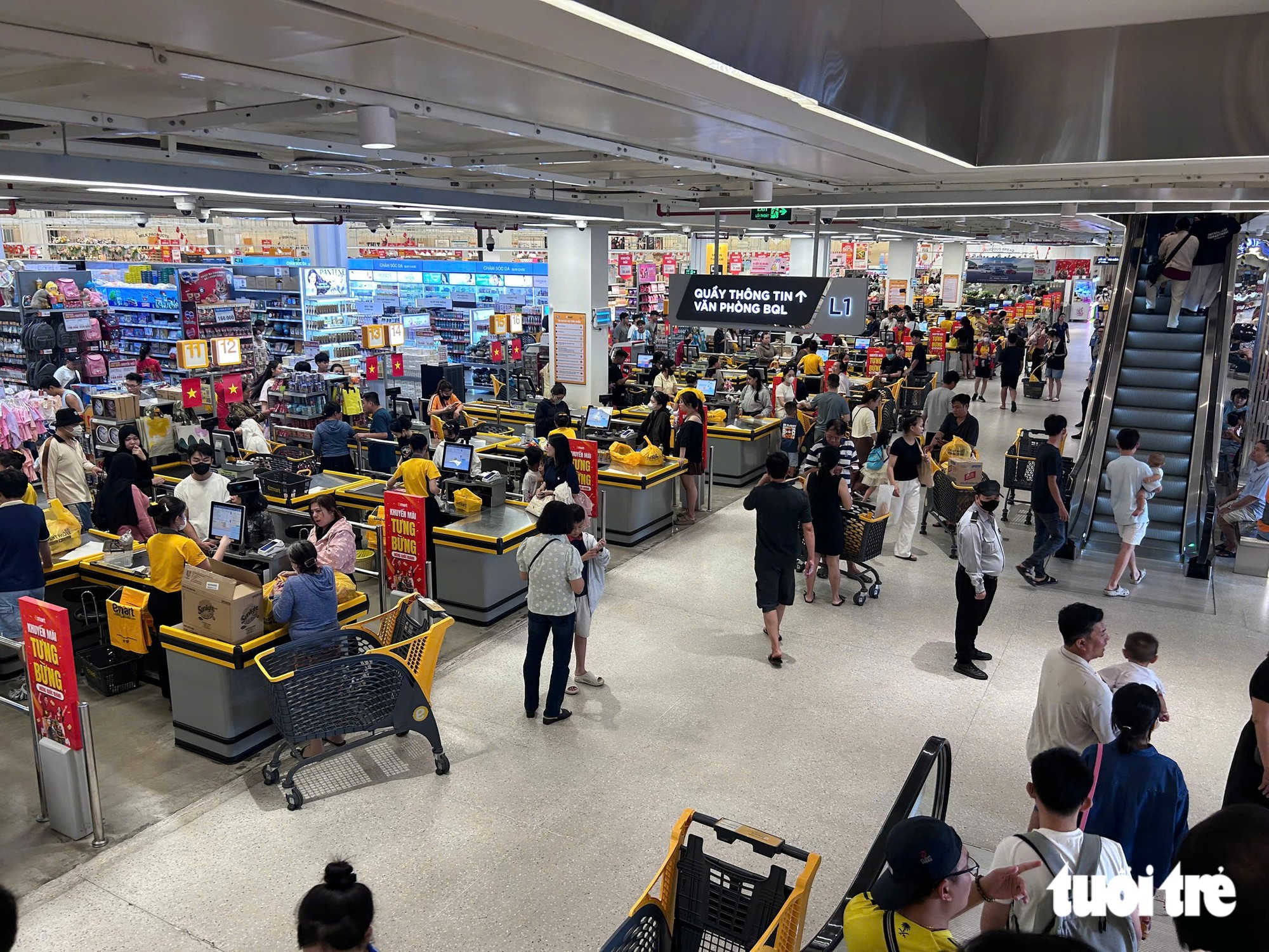 Ngày cuối nghỉ lễ 2-9: Người dân tranh thủ mua sắm, cà phê trước khi trở lại guồng công việc - Ảnh 1.
