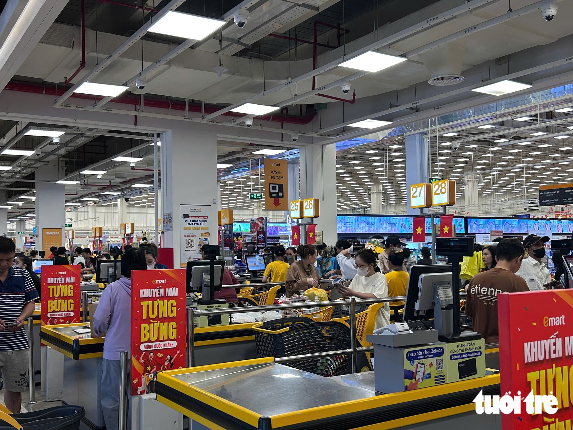 Ngày cuối nghỉ lễ 2-9: Người dân tranh thủ mua sắm, cà phê trước khi trở lại guồng công việc - Ảnh 2.