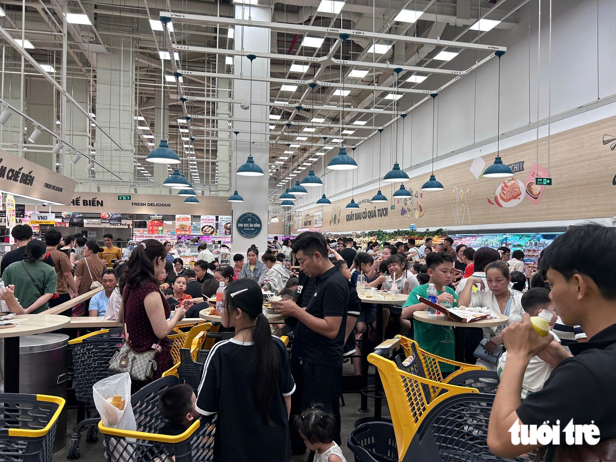 Ngày cuối nghỉ lễ 2-9: Người dân tranh thủ mua sắm, cà phê trước khi trở lại guồng công việc - Ảnh 3.