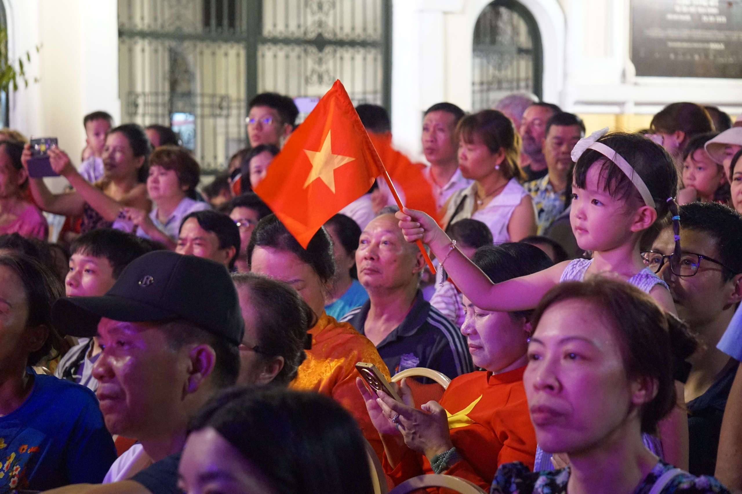 Khách Tây khách ta chen chân xem hát mừng ‘mùa thu độc lập’ bên hồ Gươm đêm Quốc khánh - Ảnh 4.