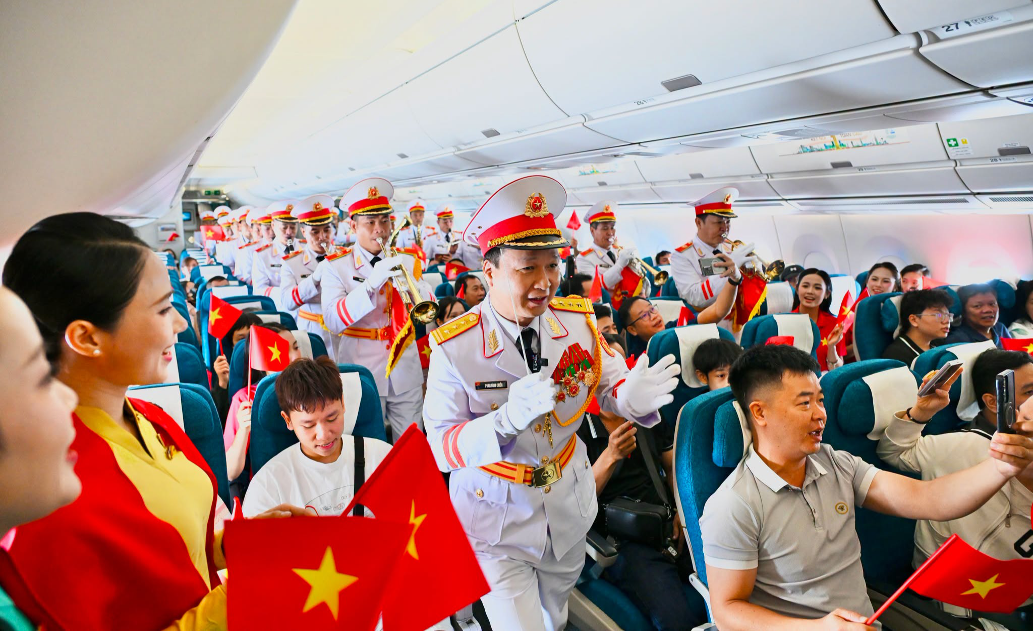 Mini concert ở độ cao 10.000m và tiết mục Quốc ca của các em câm điếc vỡ òa dịp Quốc khánh - Ảnh 1.