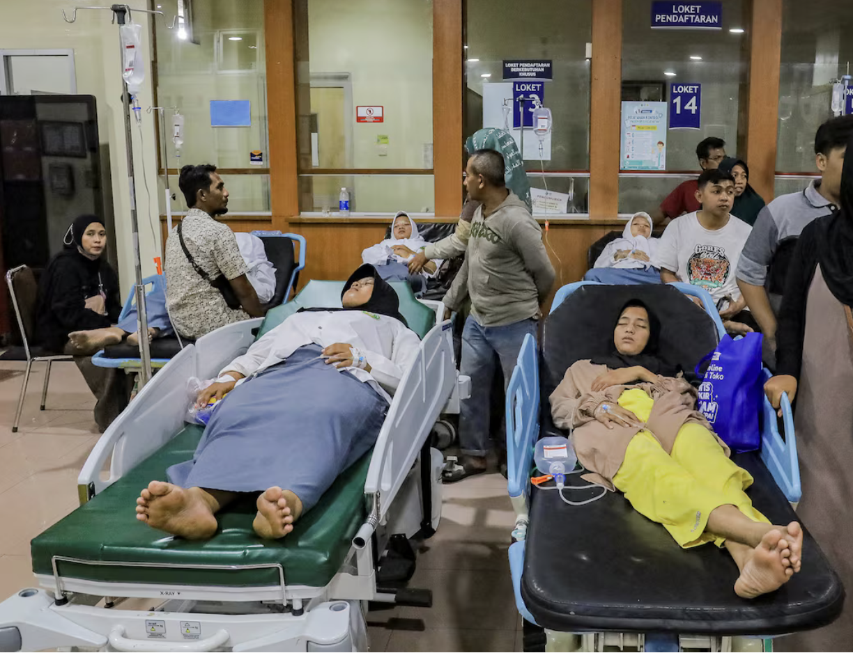 Hơn 500 học sinh Indonesia bị ngộ độc thực phẩm, lại nghi do chương trình 'bữa ăn miễn phí' - Ảnh 1.