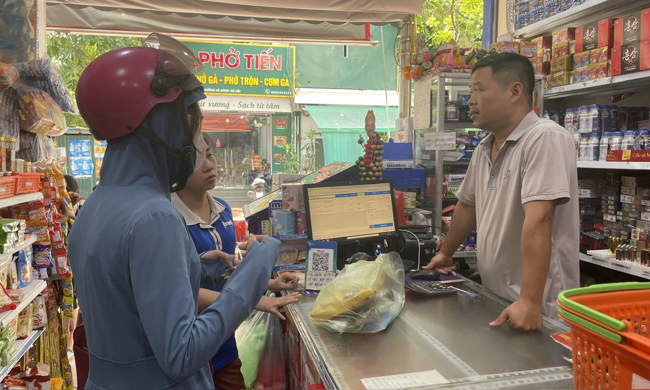 Bán gói snack vài ngàn đồng: thuế bắt xuất hóa đơn, nhưng người mua không nhận, có nghịch lý? - Ảnh 1.
