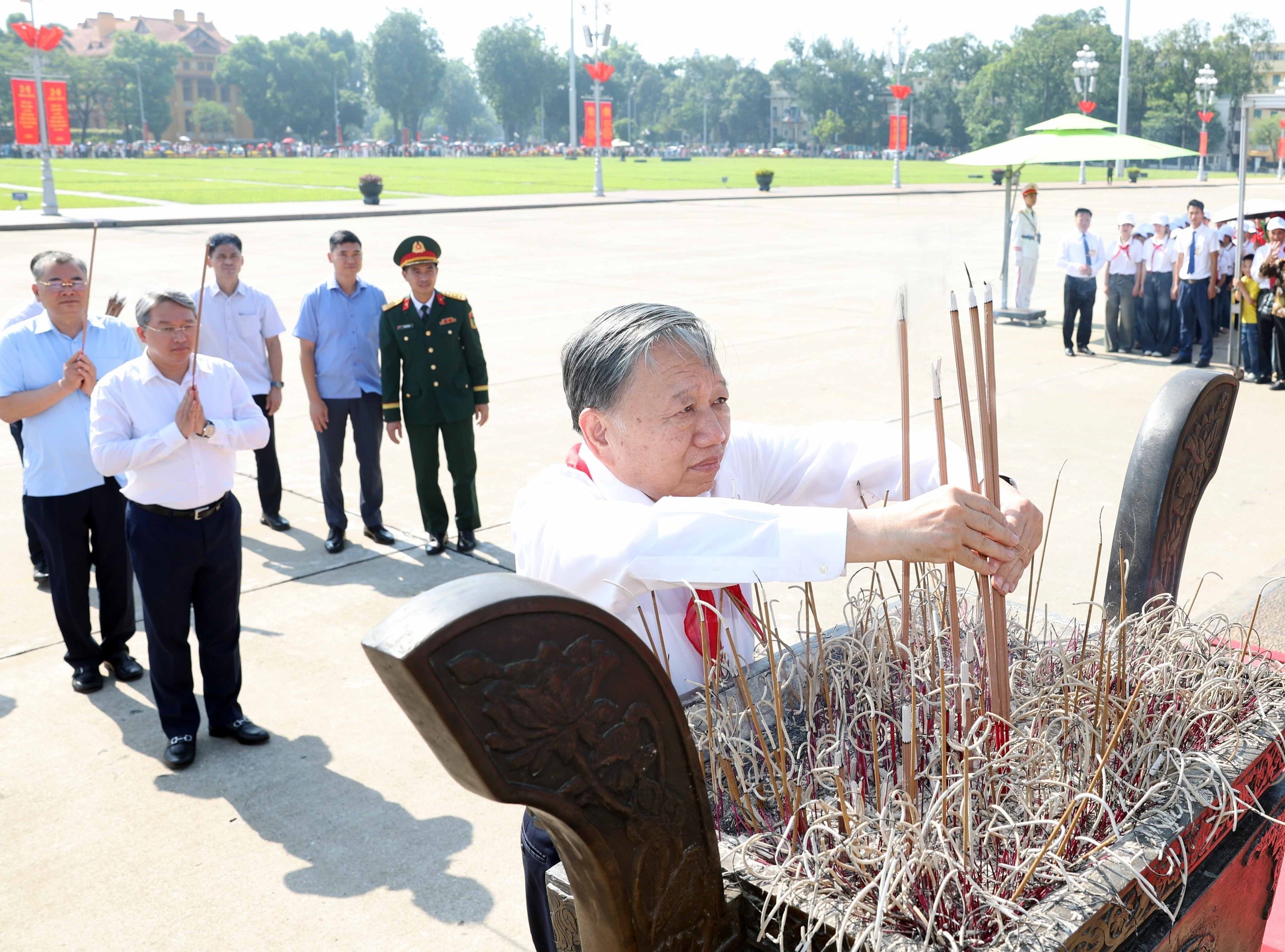 Tổng Bí thư, Chủ tịch nước Tô Lâm dâng hương tưởng nhớ Chủ tịch Hồ Chí Minh ngày 2-9 - Ảnh 2.