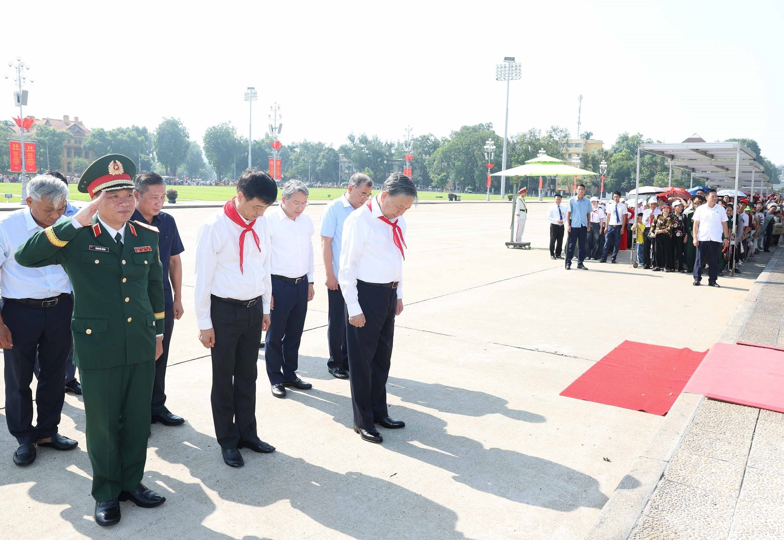 Tổng Bí thư, Chủ tịch nước Tô Lâm dâng hương tưởng nhớ Chủ tịch Hồ Chí Minh ngày 2-9 - Ảnh 3.