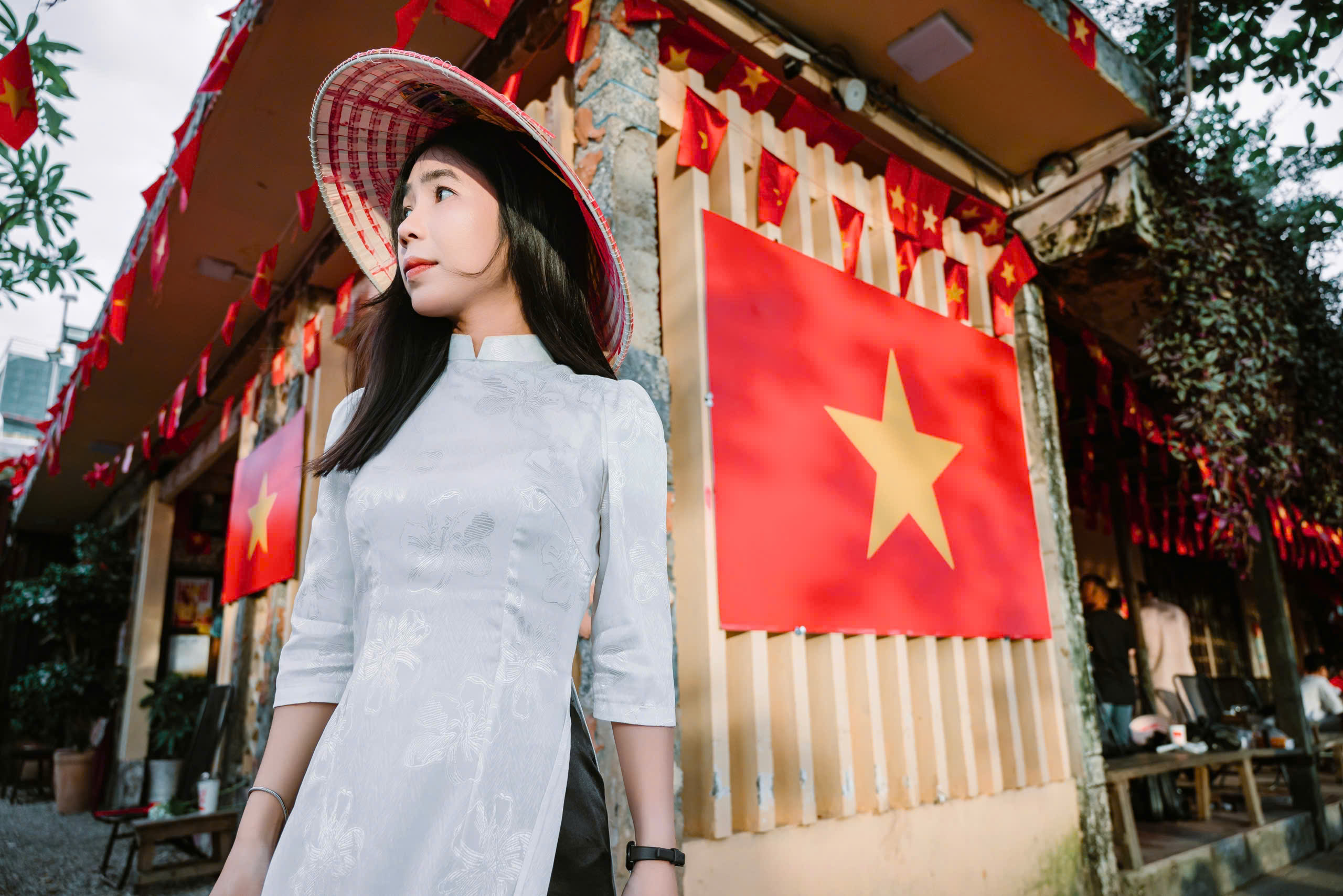 Muôn kiểu check-in đón Tết Độc lập của bạn trẻ Cần Thơ - Ảnh 1.