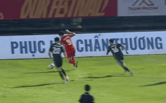 Video: CĐV giận dữ khi Tấn Sinh đá tới tấp vào chân Đình Bắc  - Ảnh 1.