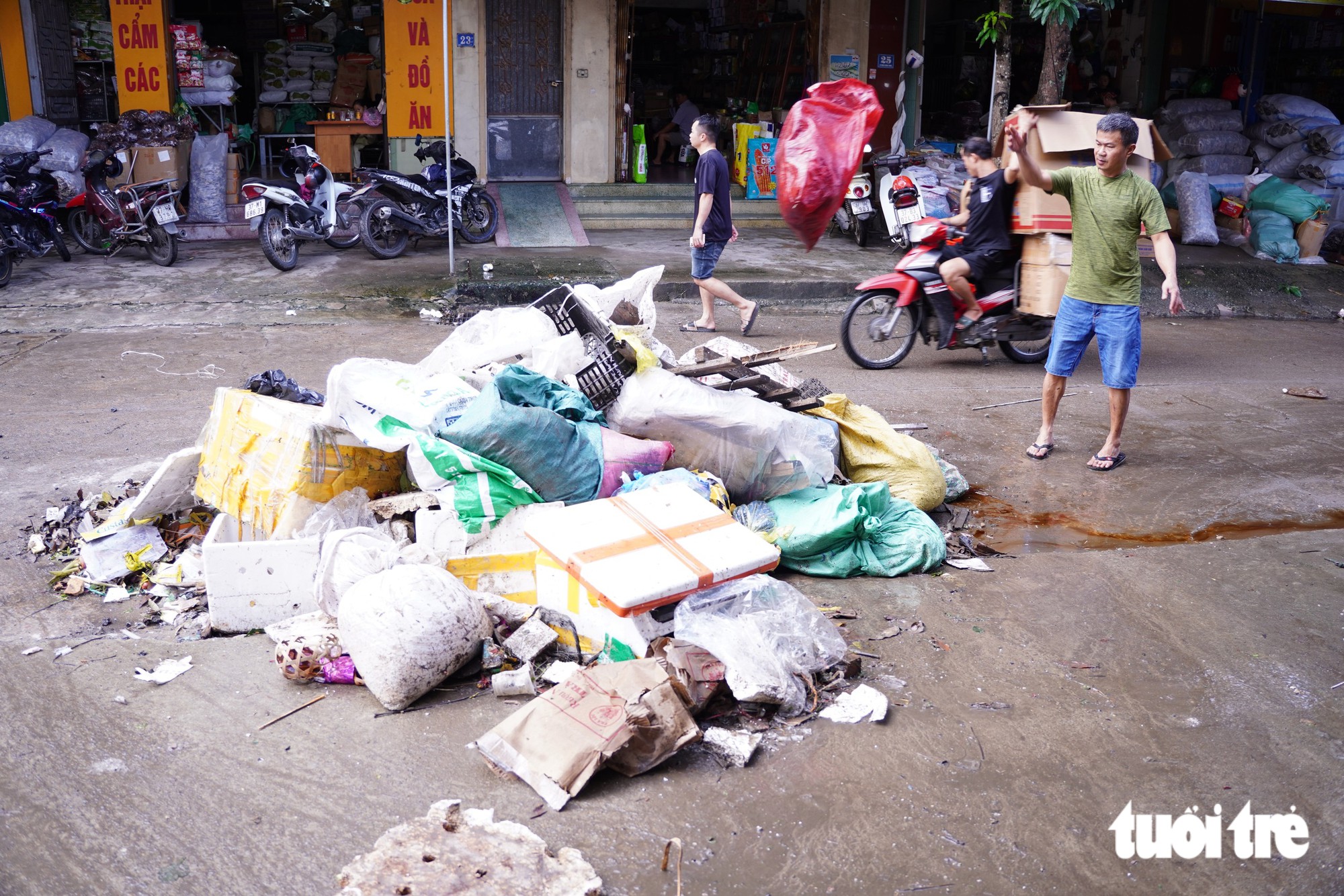 Chợ Vinh ngổn ngang rác hàng hóa sau trận mưa kỷ lục - Ảnh 1.