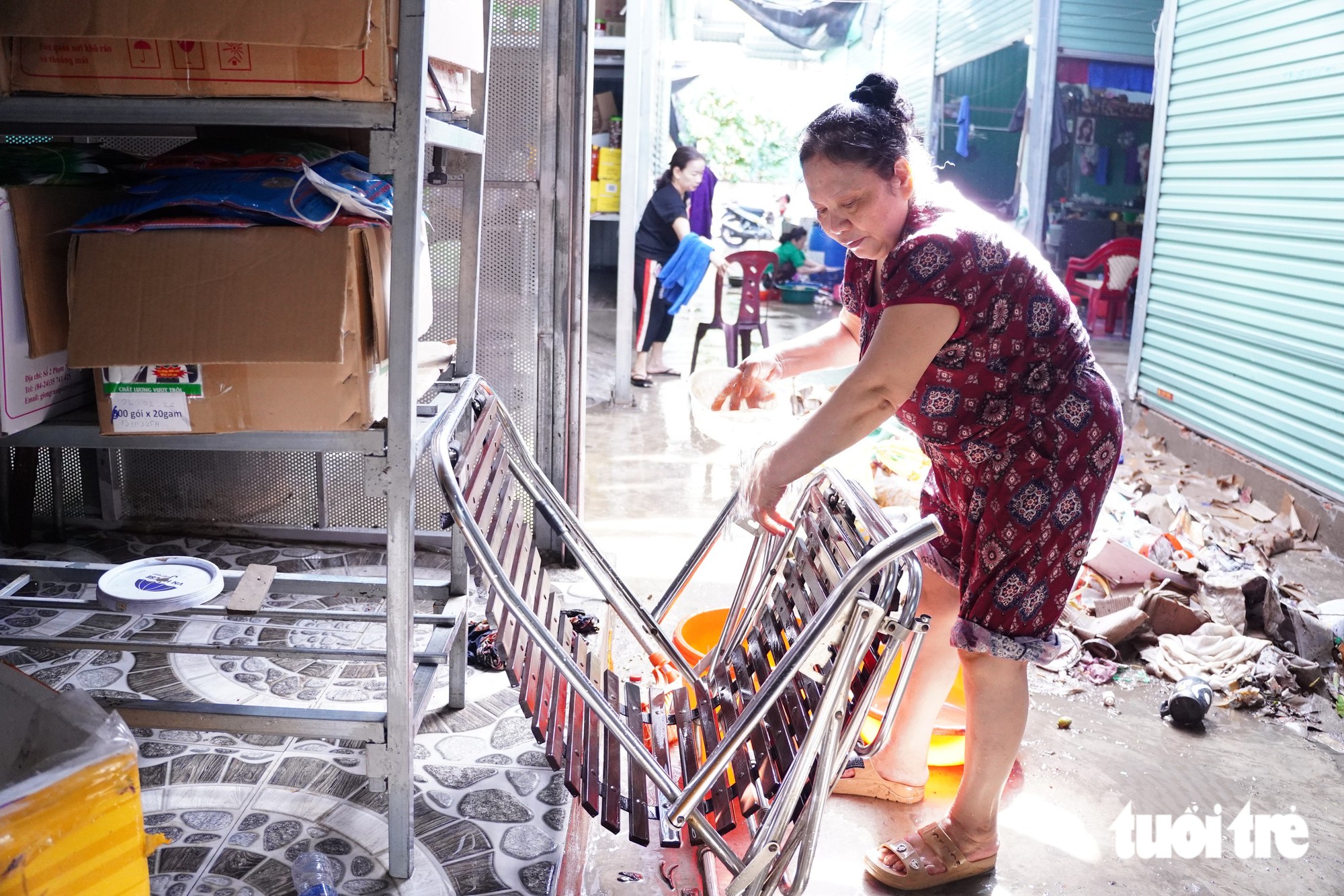 Chợ Vinh ngổn ngang rác hàng hóa sau trận mưa kỷ lục - Ảnh 2.
