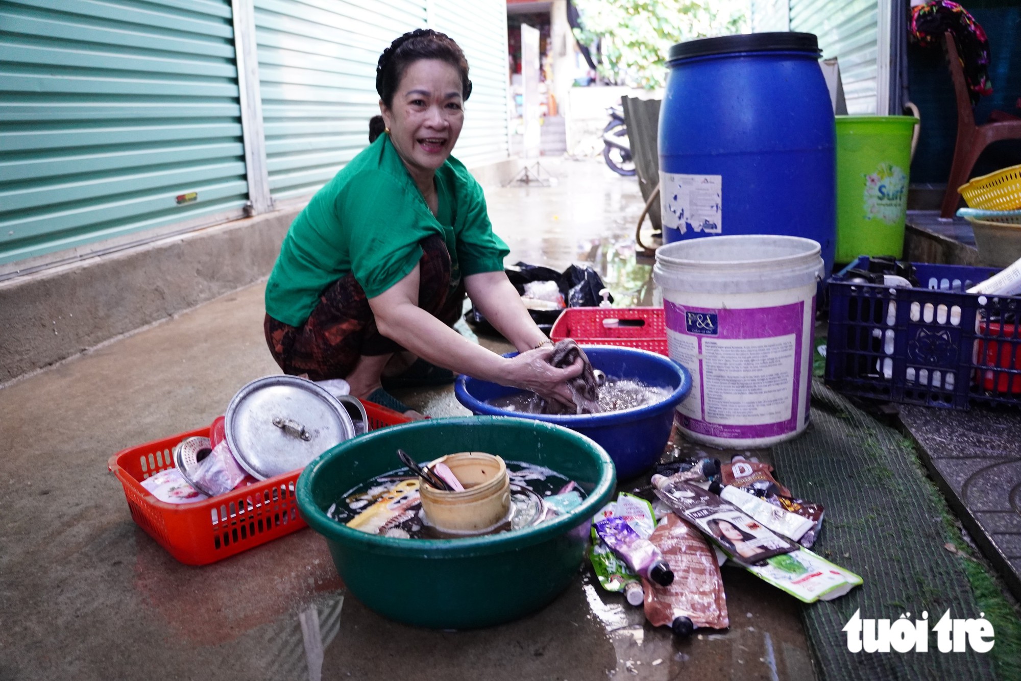 Chợ Vinh ngổn ngang rác hàng hóa sau trận mưa kỷ lục - Ảnh 3.
