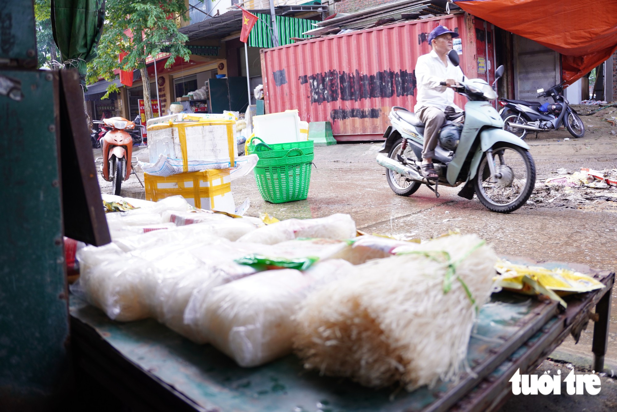 Chợ Vinh ngổn ngang rác hàng hóa sau trận mưa kỷ lục - Ảnh 5.
