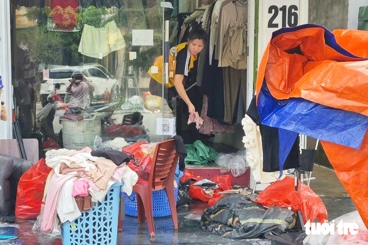 Chợ Vinh ngổn ngang rác hàng hóa sau trận mưa kỷ lục - Ảnh 11.