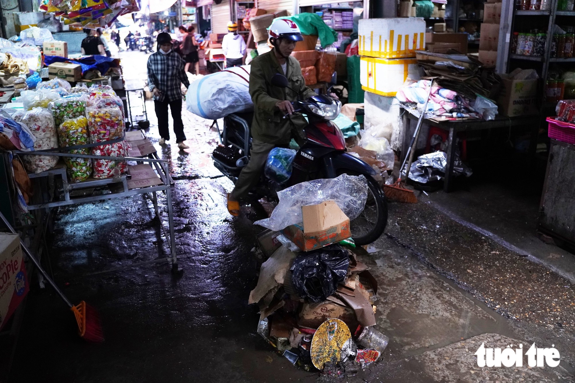 Chợ Vinh ngổn ngang rác hàng hóa sau trận mưa kỷ lục - Ảnh 10.