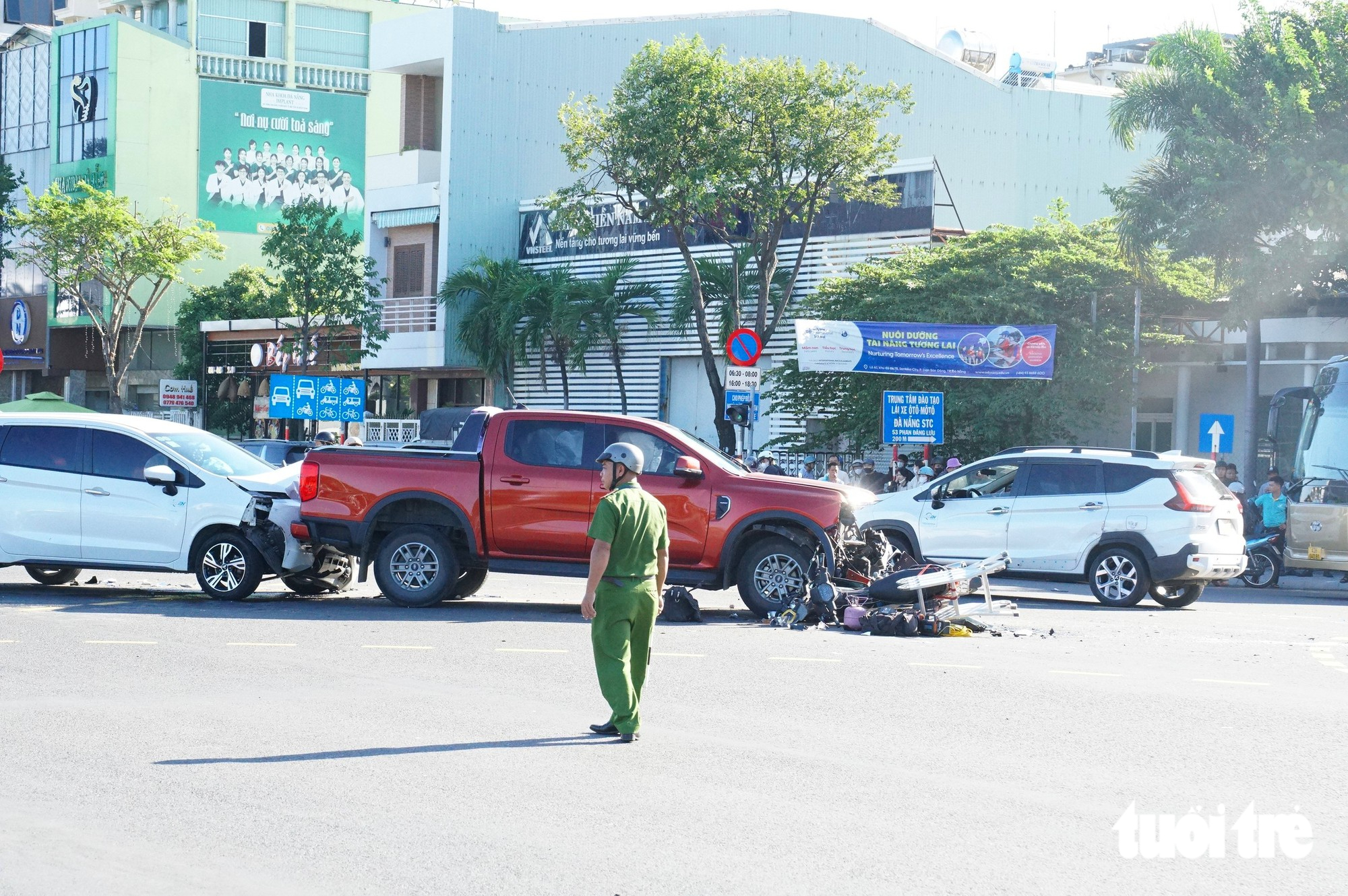 Vụ tai nạn liên hoàn giữa trung tâm Đà Nẵng: 4 ô tô, 1 xe máy hư hỏng vì xe bán tải vượt đèn đỏ - Ảnh 1.