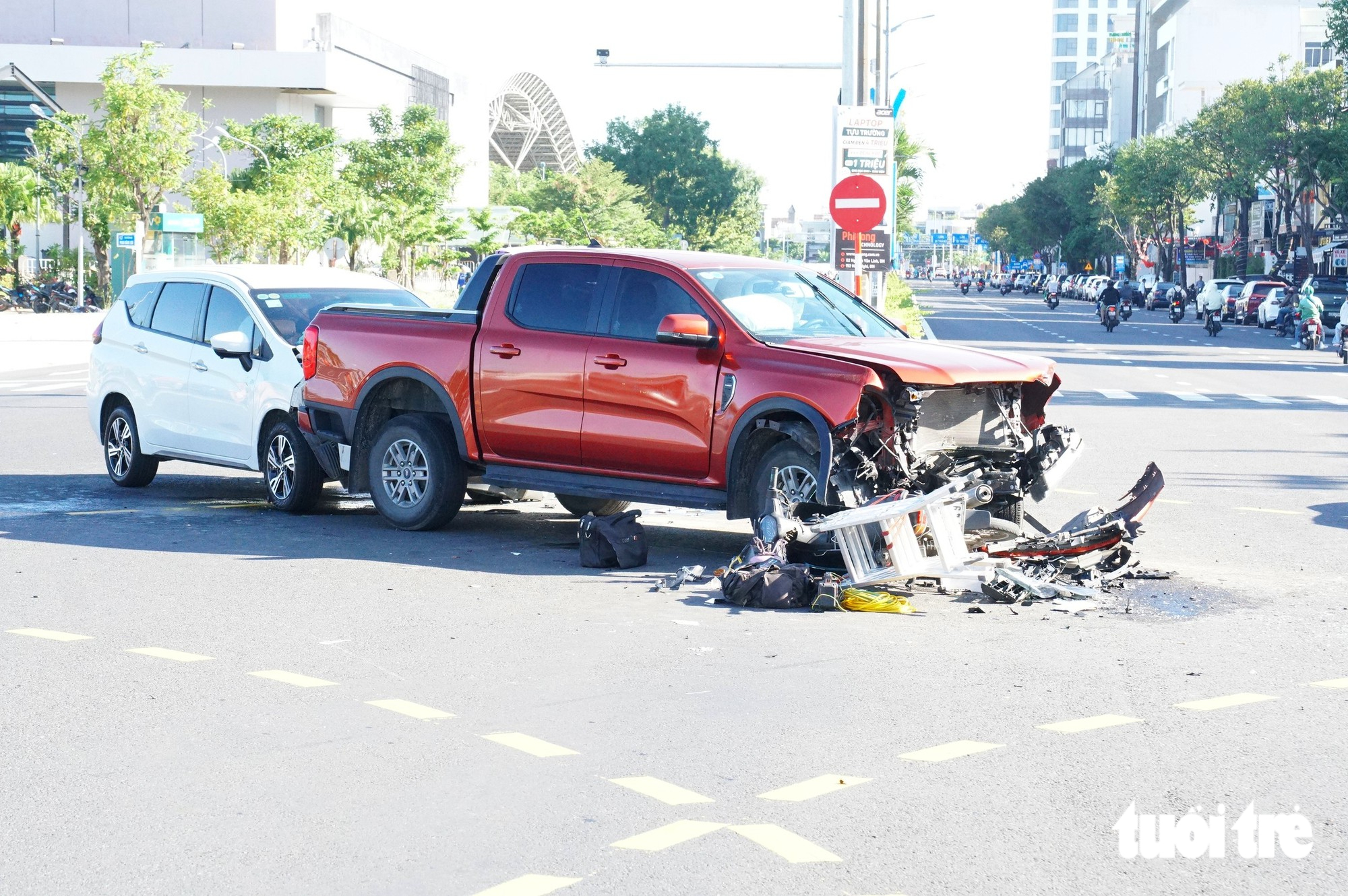 Vụ tai nạn liên hoàn giữa trung tâm Đà Nẵng: 4 ô tô, 1 xe máy hư hỏng vì xe bán tải vượt đèn đỏ - Ảnh 2.
