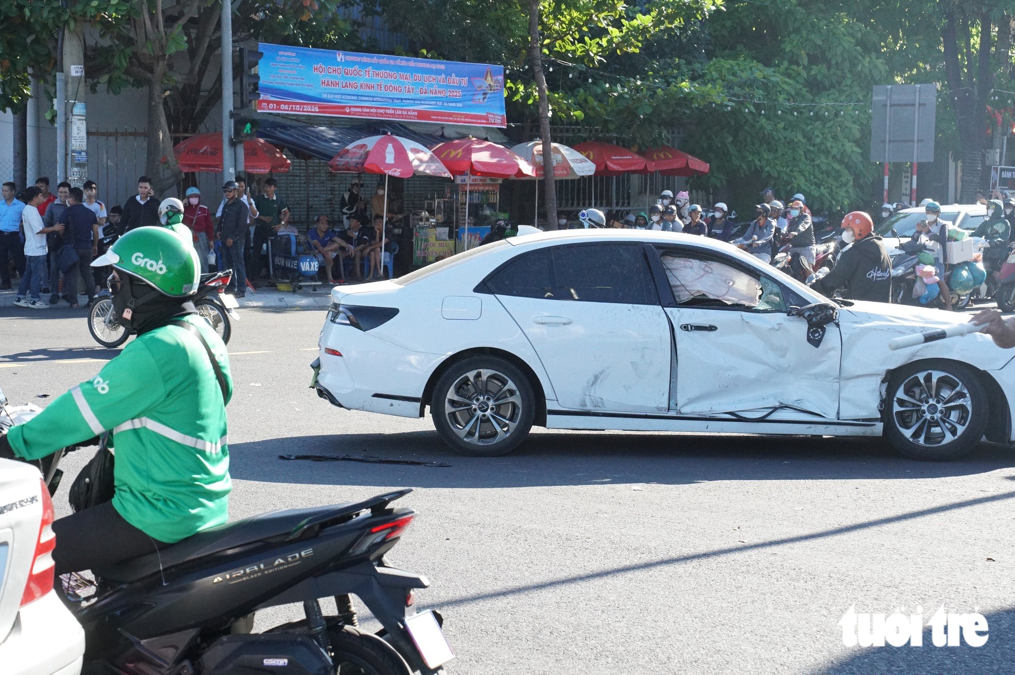 Vụ tai nạn liên hoàn giữa trung tâm Đà Nẵng: 4 ô tô, 1 xe máy hư hỏng vì xe bán tải vượt đèn đỏ - Ảnh 3.