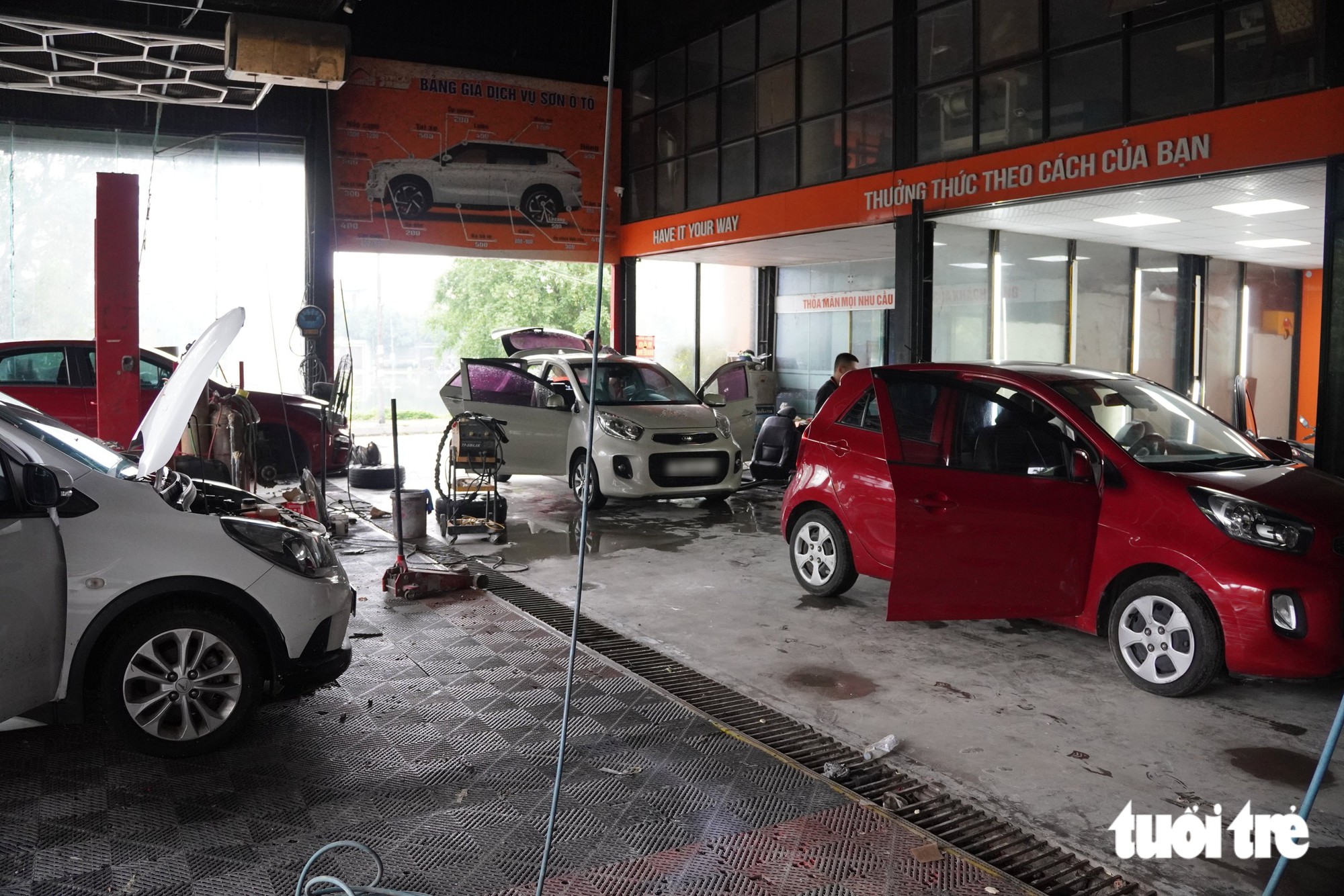 Xe hơi, xe máy ngập nước chết máy la liệt ở Vinh sau cơn mưa lịch sử 41 năm - Ảnh 1.