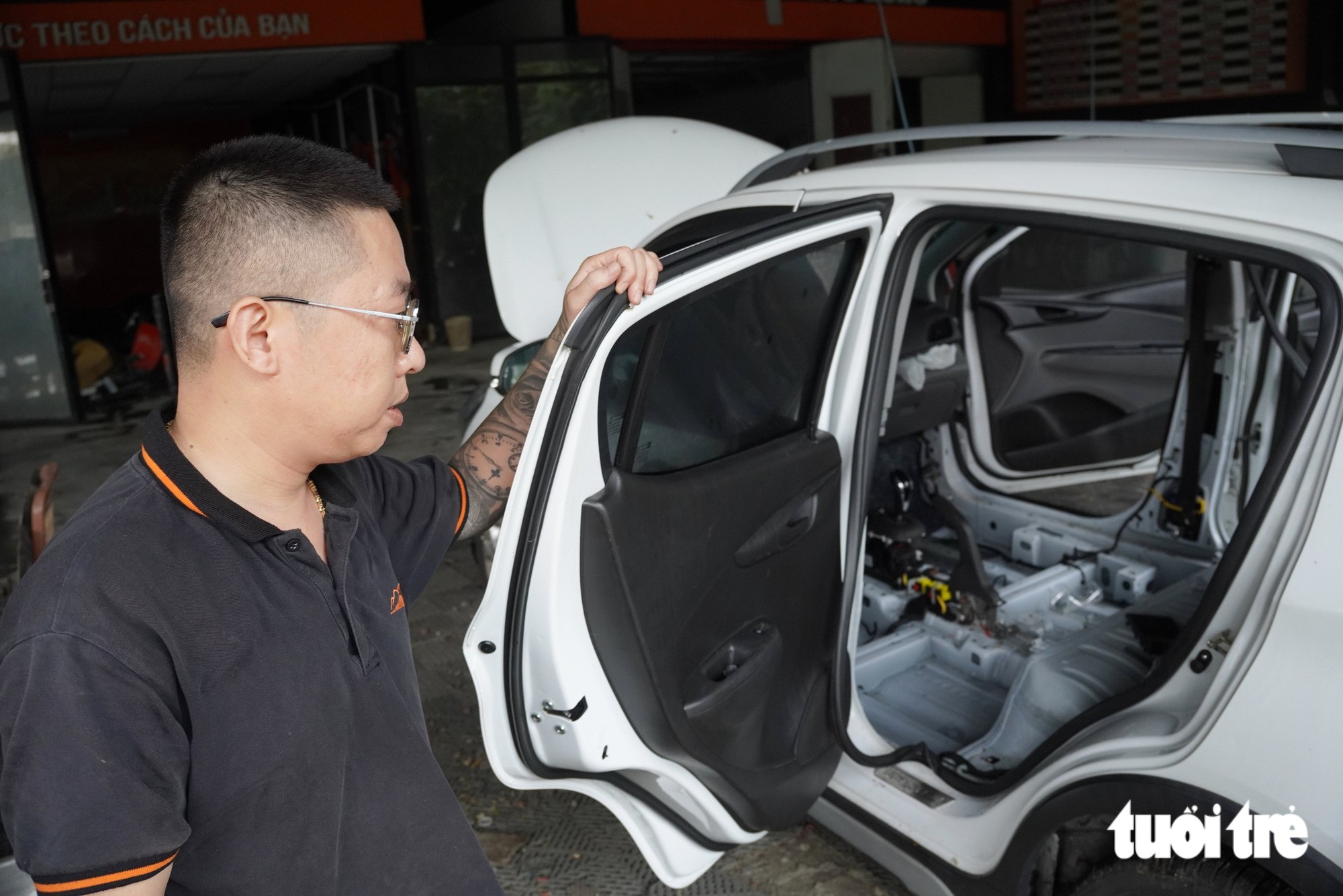 Xe hơi, xe máy ngập nước chết máy la liệt ở Vinh sau cơn mưa lịch sử 41 năm - Ảnh 2.
