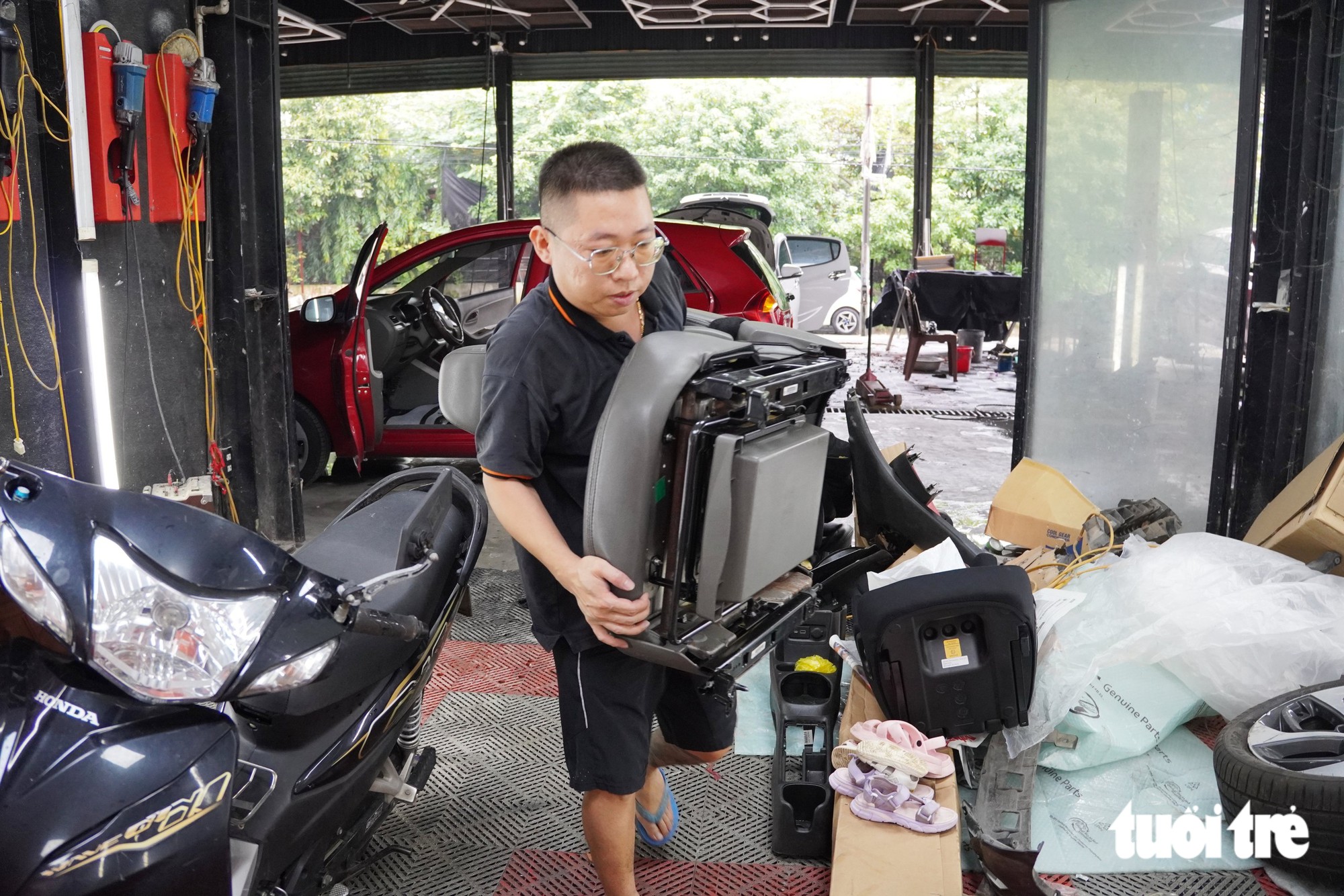 Xe hơi, xe máy ngập nước chết máy la liệt ở Vinh sau cơn mưa lịch sử 41 năm - Ảnh 10.
